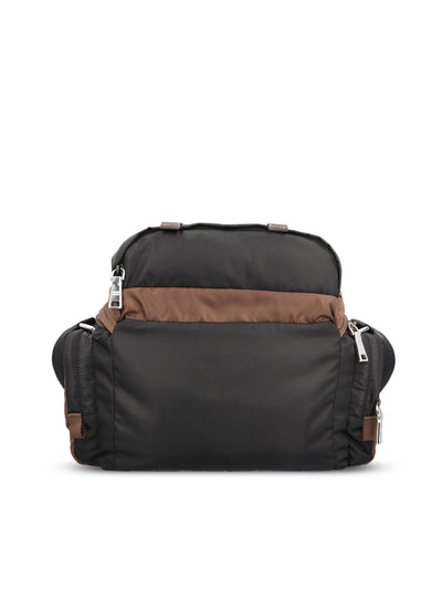 Bolso fabricado en poliamida reciclada.