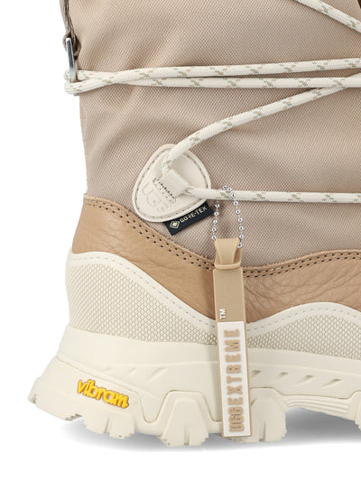 Stivali realizzati in pelle impermeabile. 1161890 SAN UGG