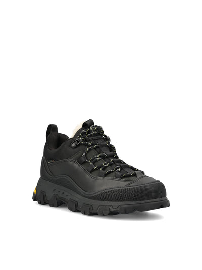 Sneakers realizzate in pelle impermeabile. 1171434 BLK UGG