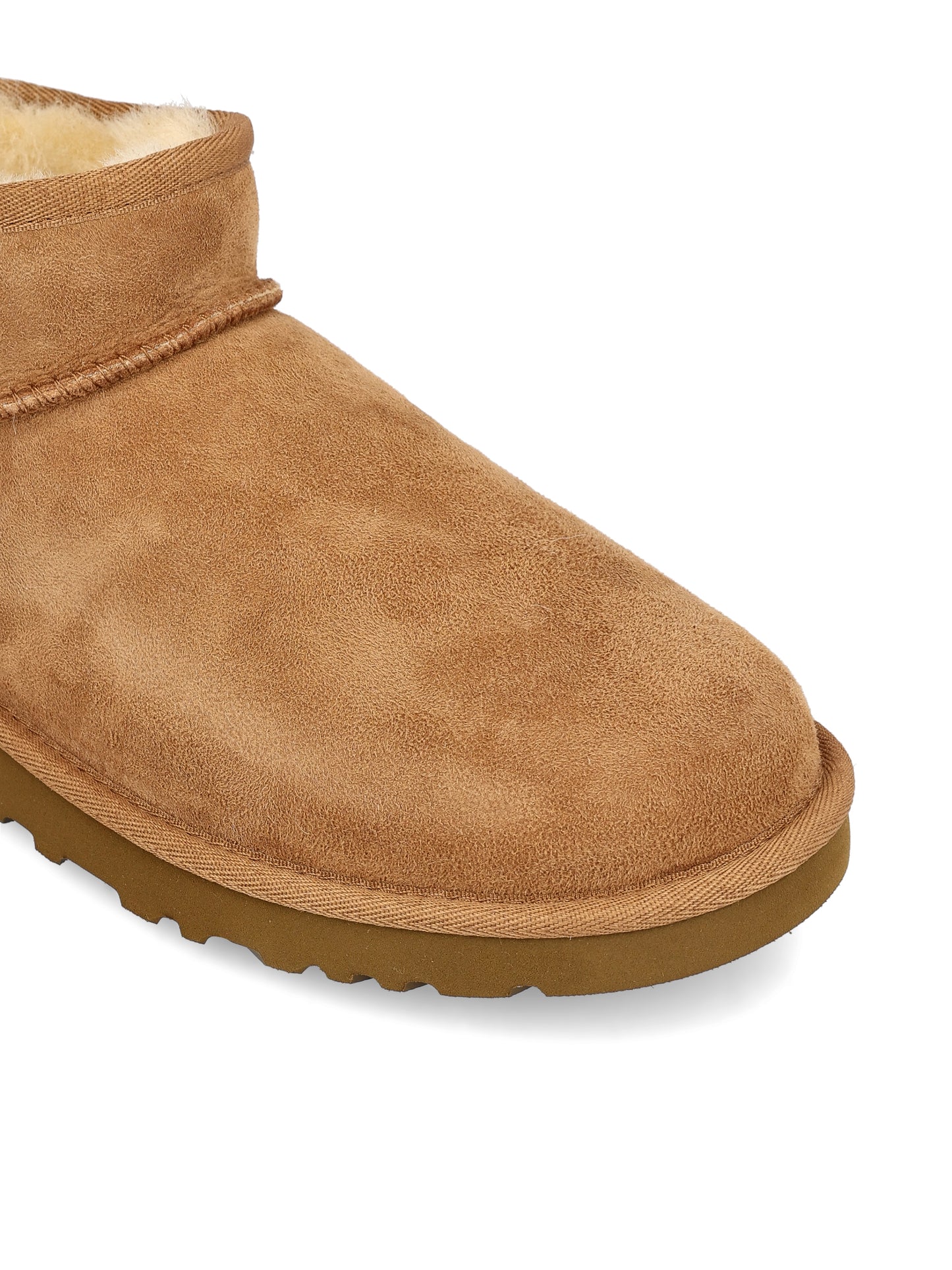 Stivali realizzati in montone. 1137391 CHE UGG