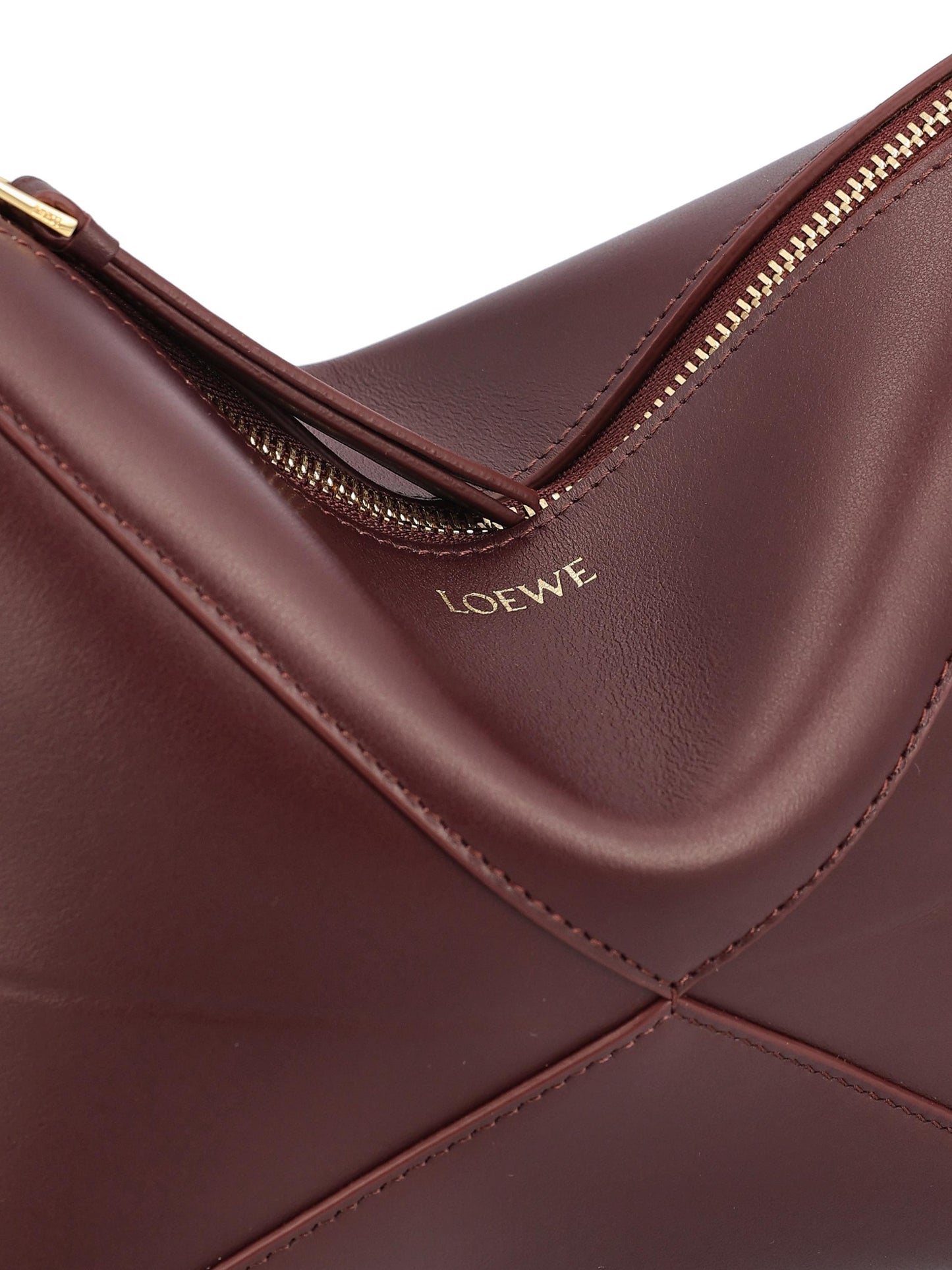 Pochette realizzata in pelle di vitello. C510PT1X01 7240 LOEWE