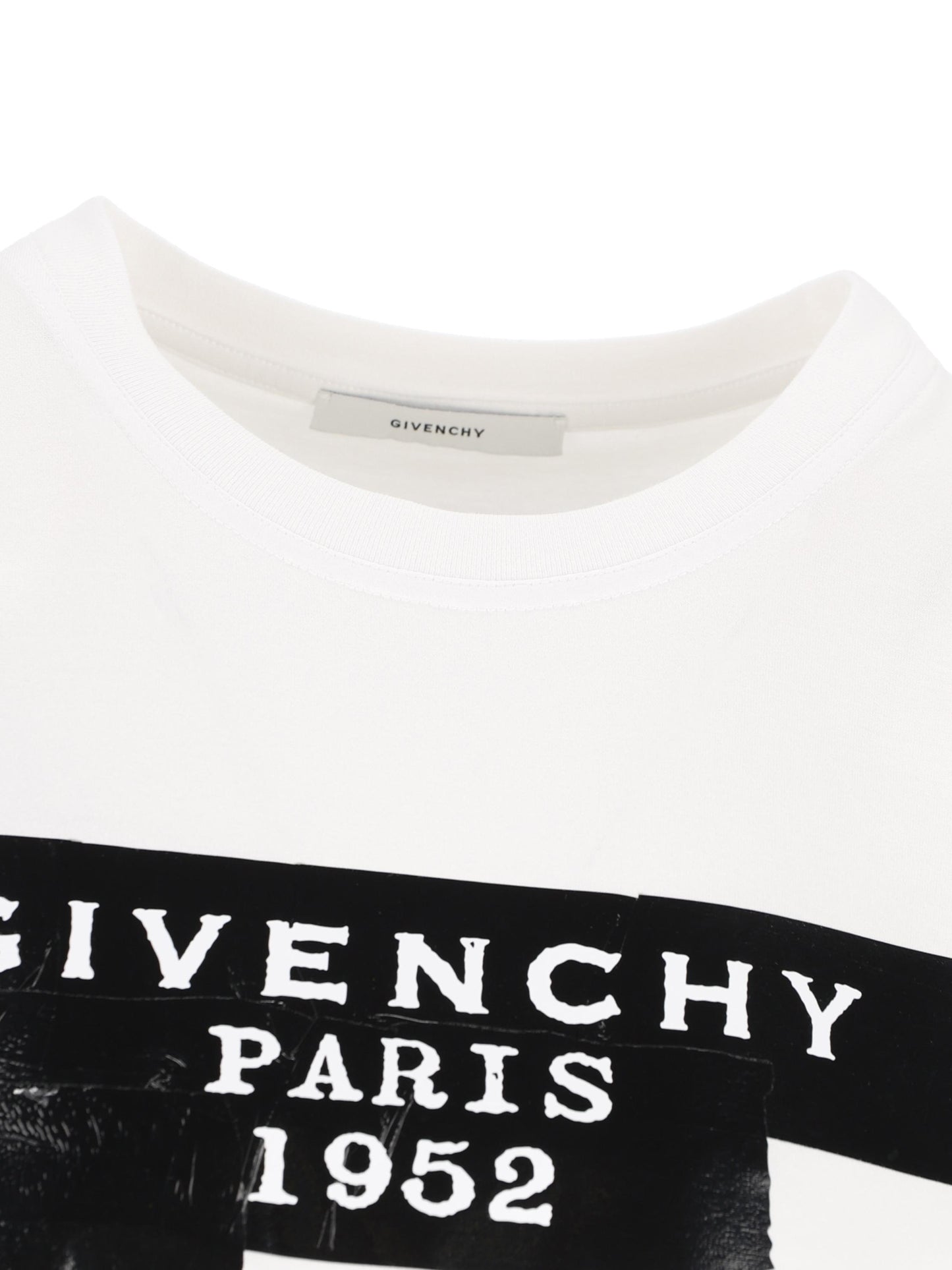 T-Shirt realizzata in cotone. BW70FJP78U 100 GIVENCHY