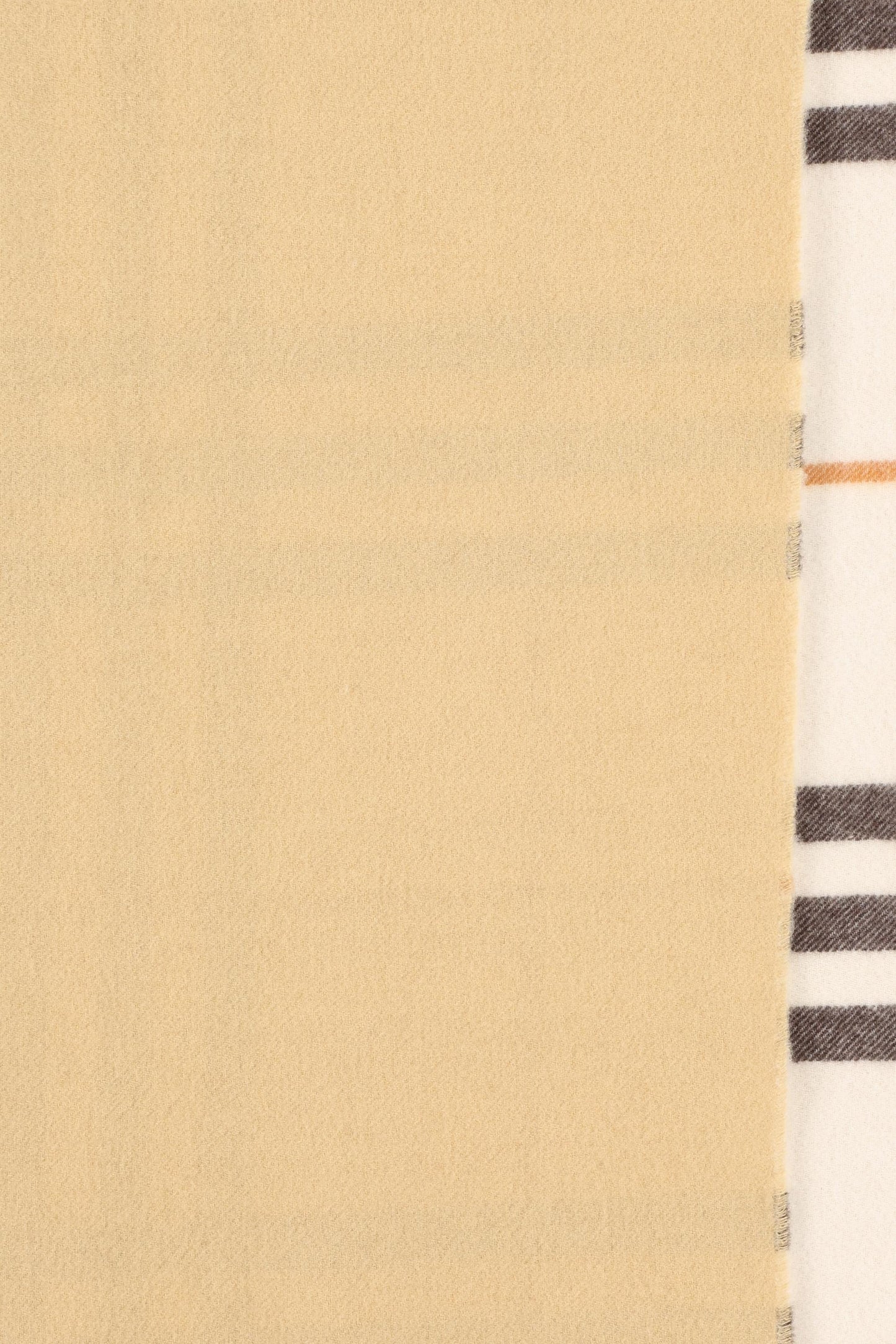 Sciarpa realizzata in cashmere. 8113930 A4486 BURBERRY