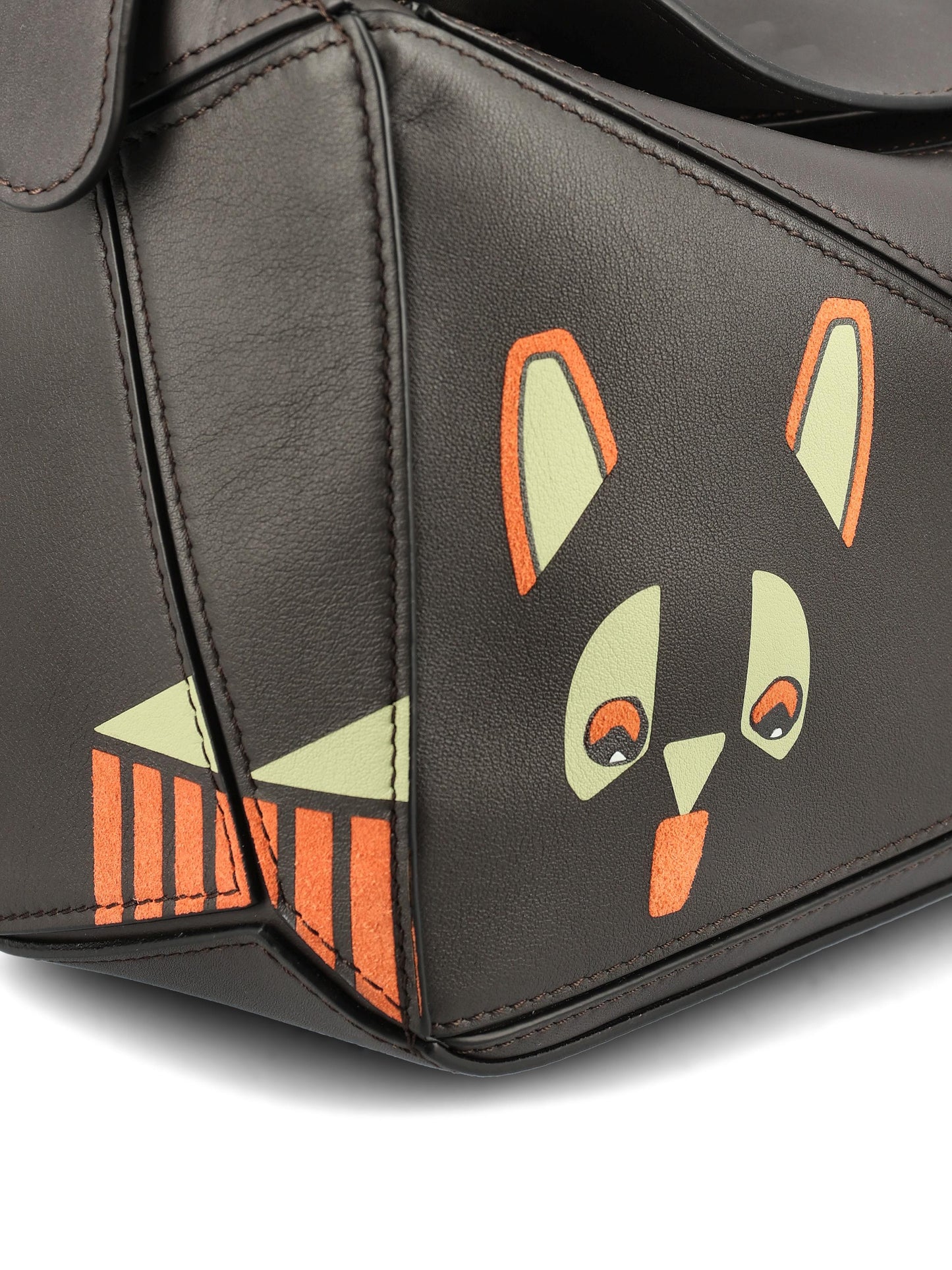 Borsa realizzata in pelle di vitello. A510S21XCH 3590 LOEWE