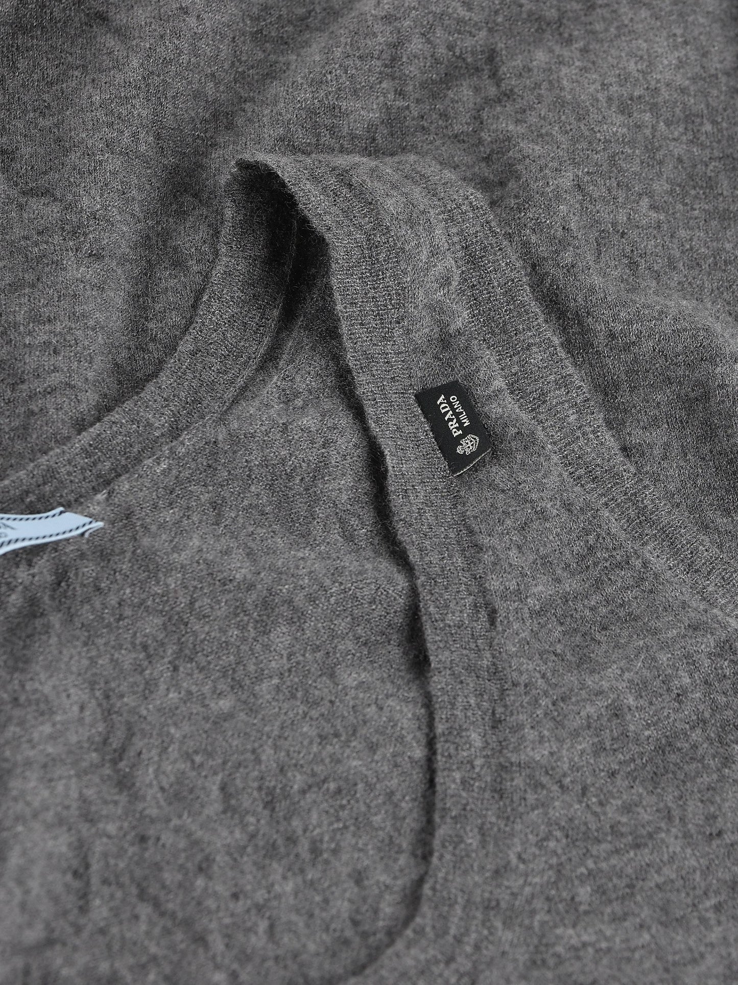 Top realizzato in cashmere P29C14 19VKF0480 PRADA