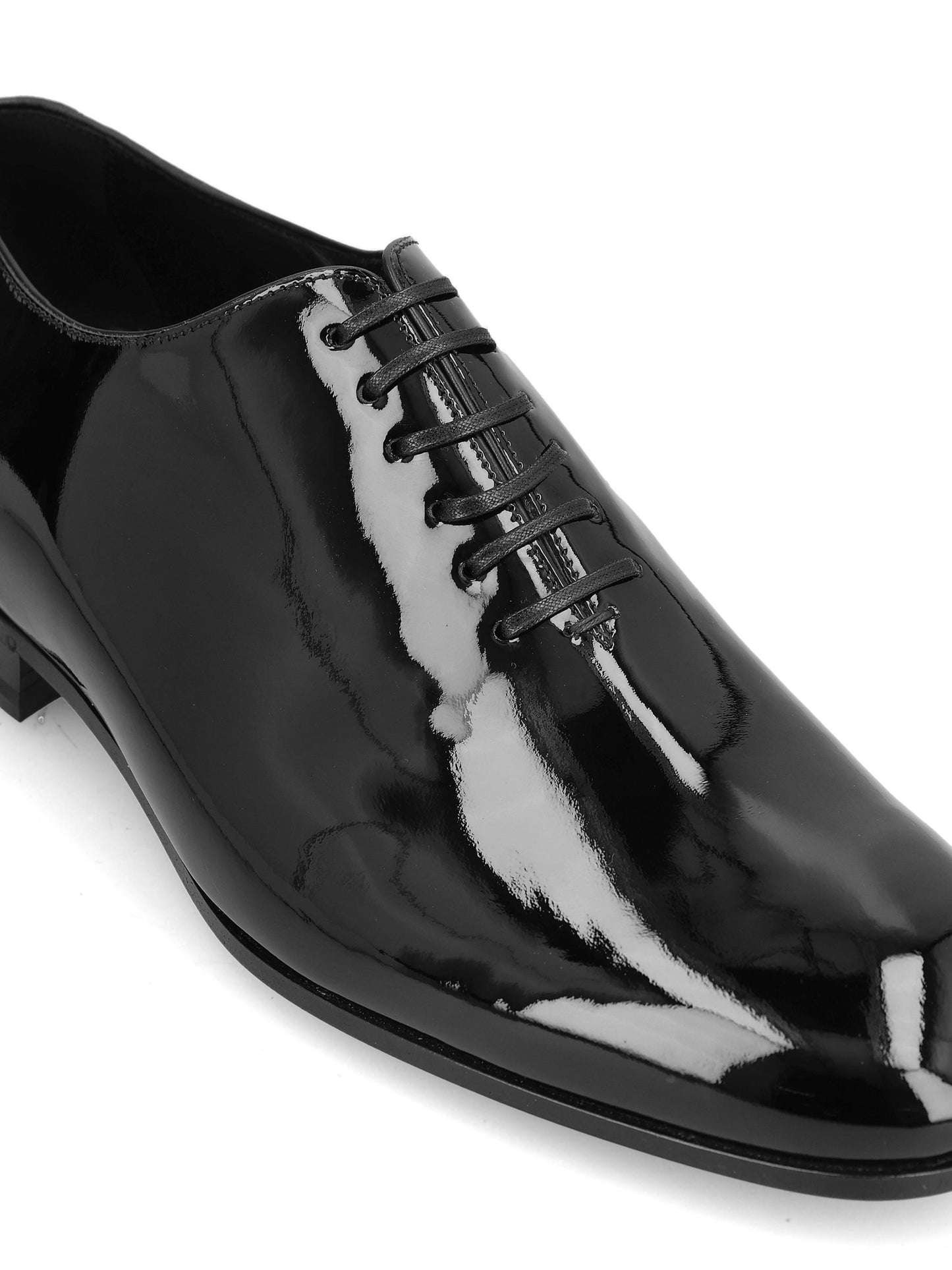 Stringate realizzate in vitello verniciato. 02A025 787443003 SALVATORE FERRAGAMO