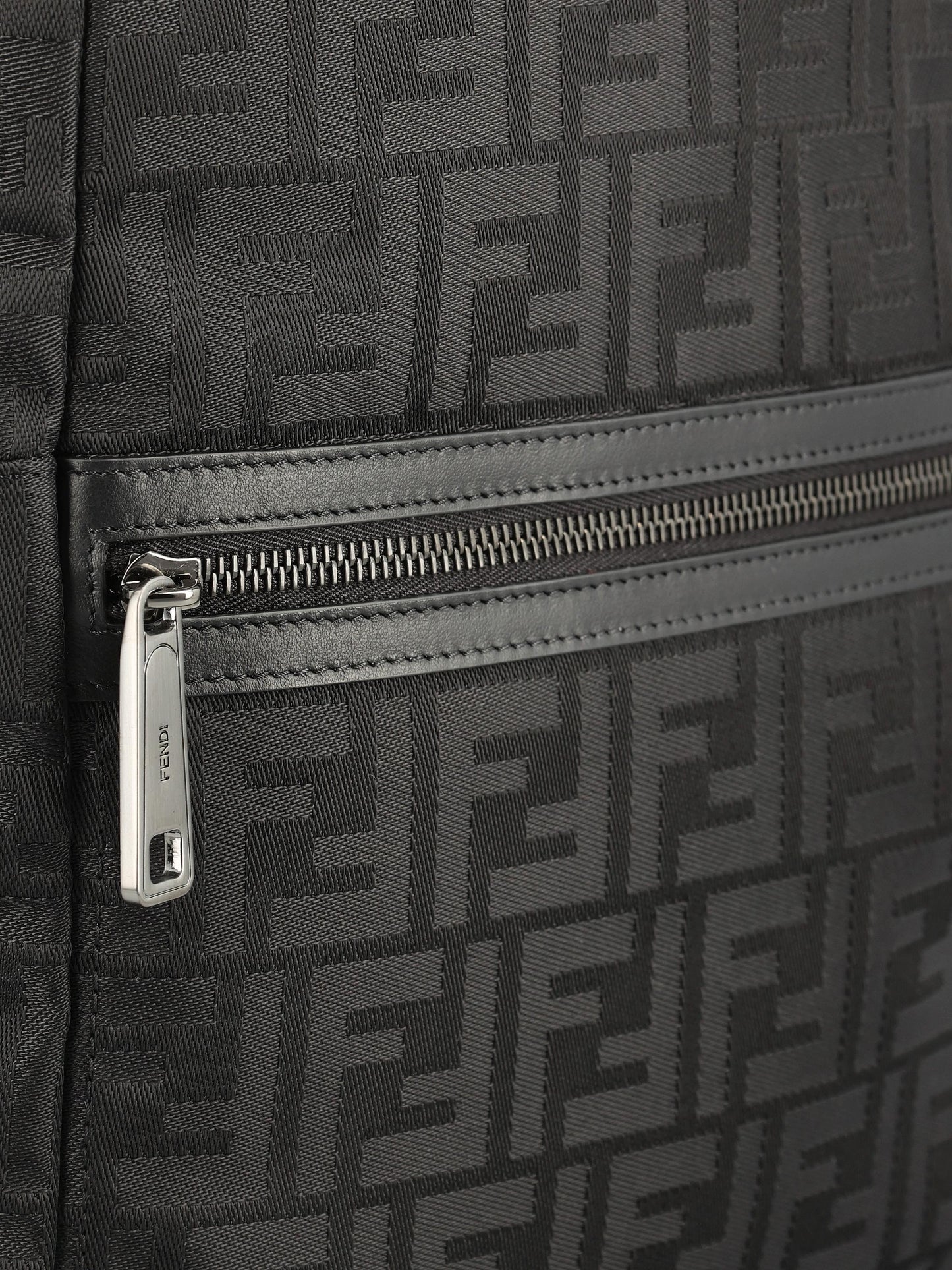 Zaino realizzato in nylon FF. 7VZ091 AVC6F05TR FENDI