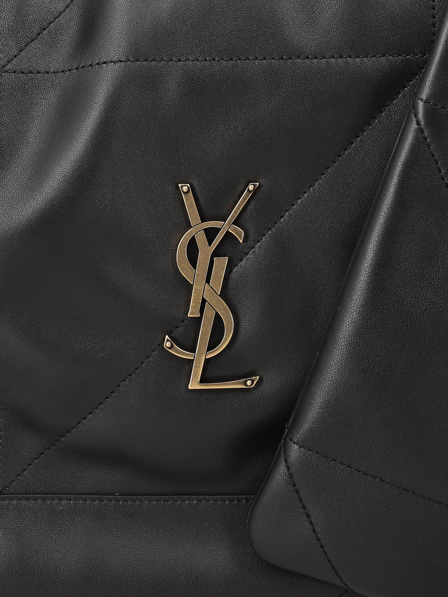 Borsa realizzata in pelle di agnello. 828350 AAB321000 SAINT LAURENT