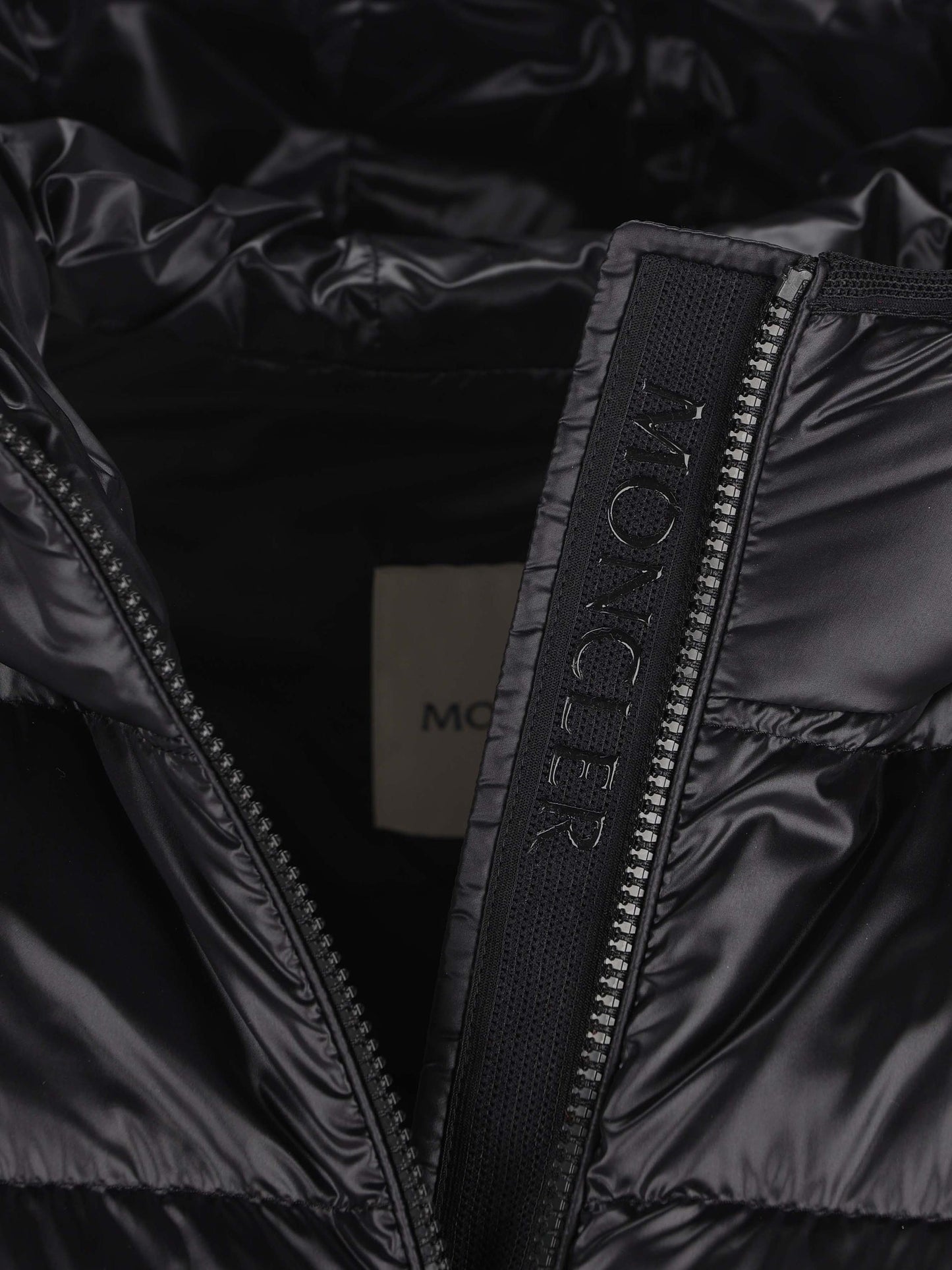 Piumino realizzato in poliammide. W1A00097 597YG999 MONCLER