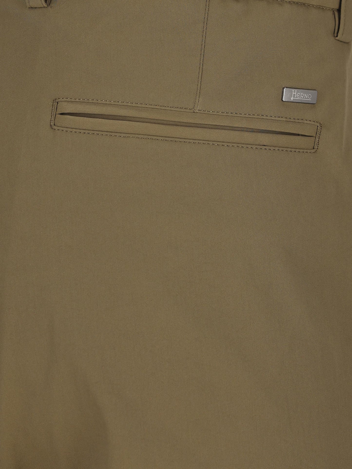 Pantaloni realizzati in poliestere e cotone. PT000091U 125317740 HERNO