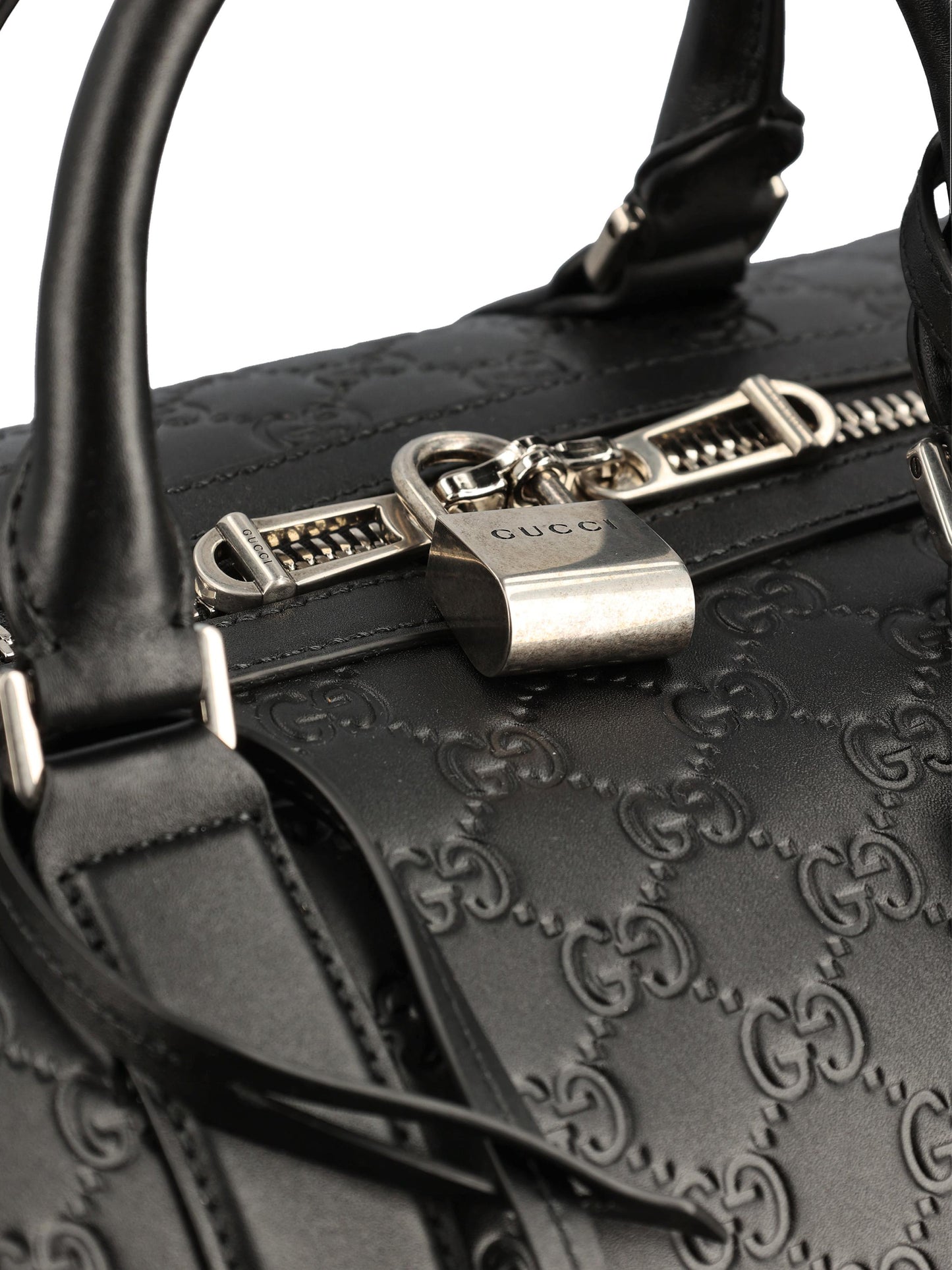 Borsone realizzato in pelle liscia. 850220 AAFOM1053 GUCCI