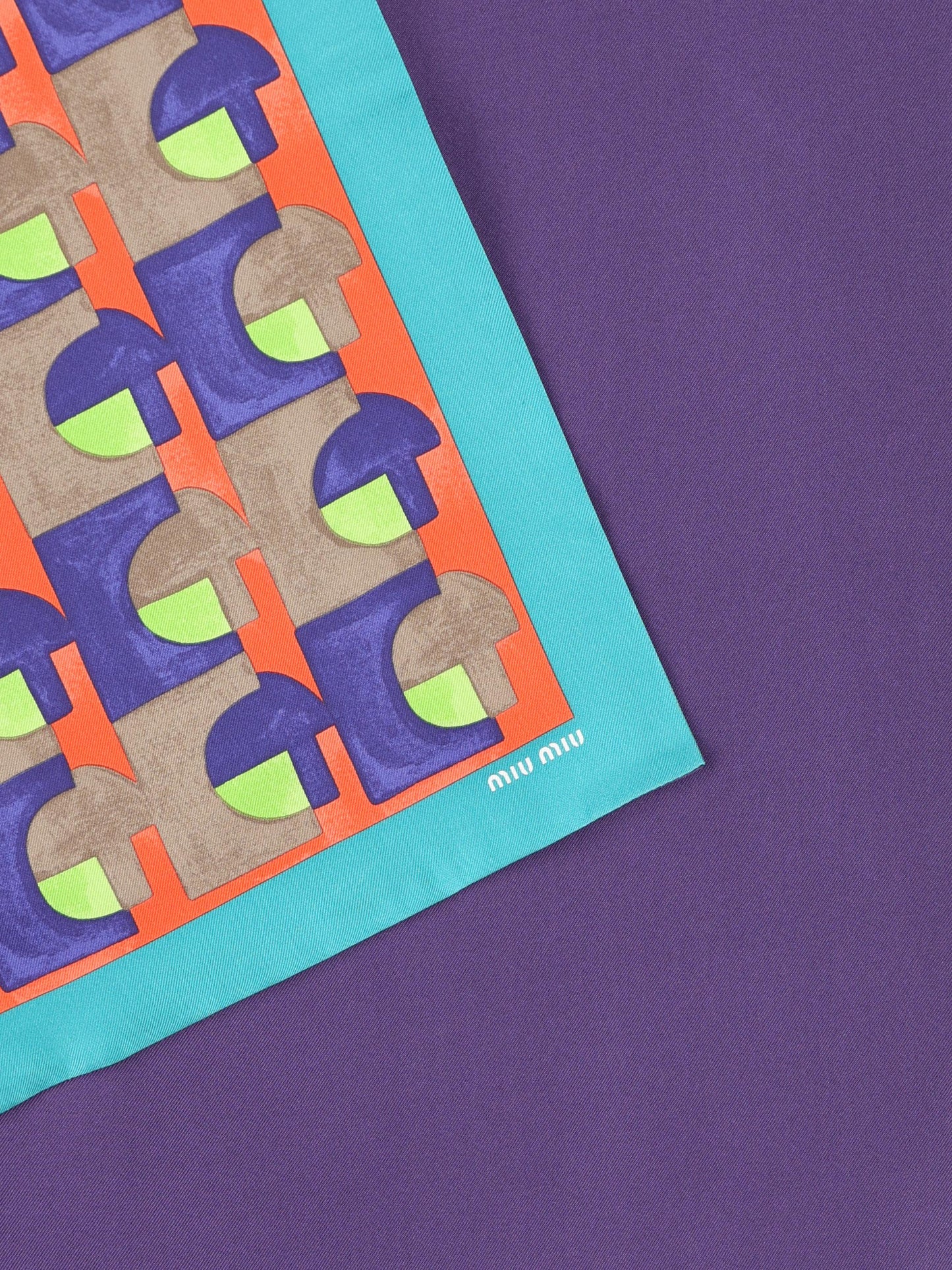 Foulard realizzato in seta. 5FF065 2IG3F00M9 MIU MIU