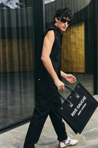 Occhiali da sole realizzati in acetato iniettato di colore nero, decorati da lettering Gucci sulle aste. 761288 J16913012 GUCCI