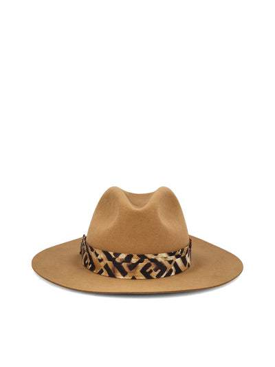 Cappello realizzato in pelliccia di coniglio. FXQ710 AVP7F0QB8 FENDI