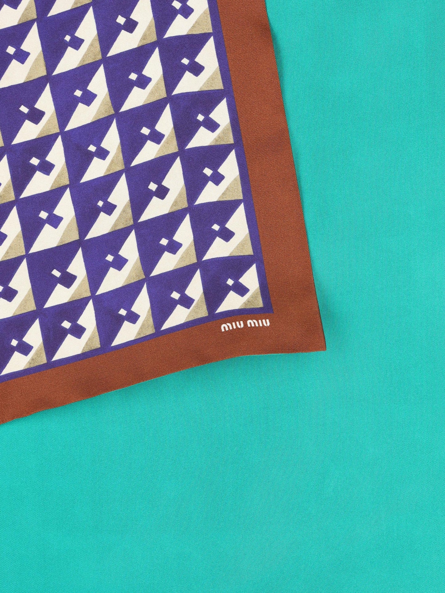 Foulard realizzato in seta. 5FF065 2IG3F0NNV MIU MIU