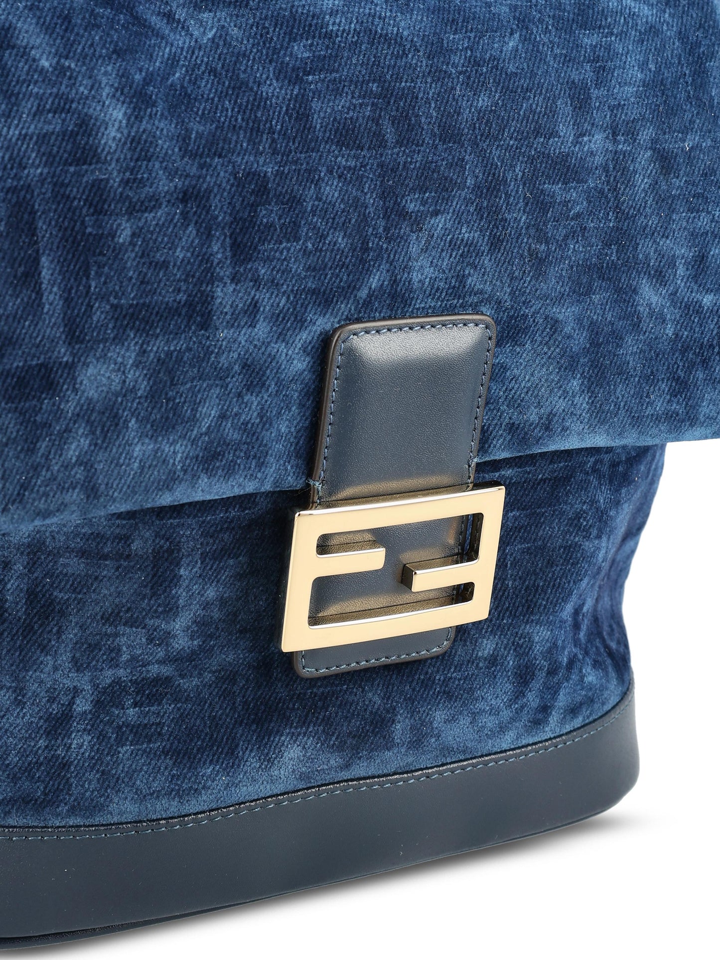 Zaino realizzato in denim. 8BZ057 AWDVF1UJW FENDI