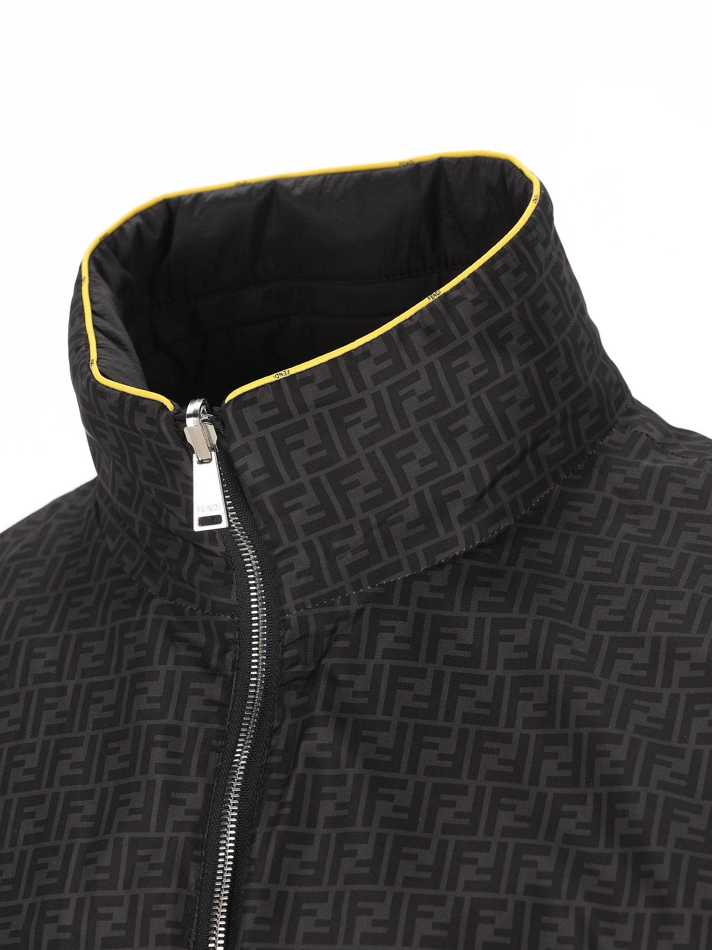 Giacca realizzata in poliammide. FAA980 AYYVF0GME FENDI