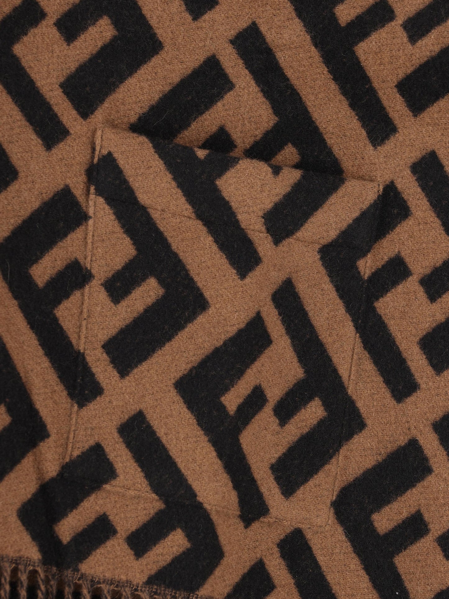 Poncho realizzato in cashmere. FXX711 AEOSF0QE1 FENDI