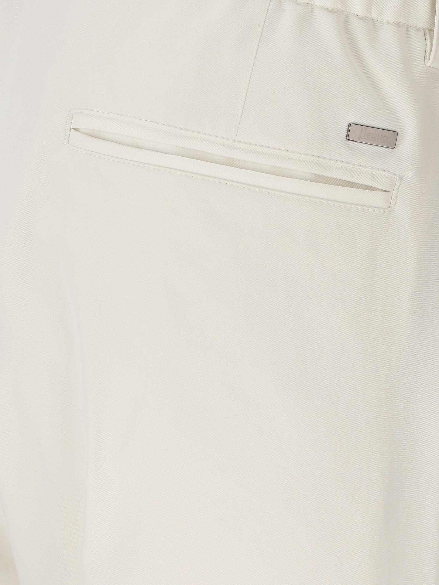 Pantaloni realizzati in poliestere e cotone. PT000091U 125311100 HERNO