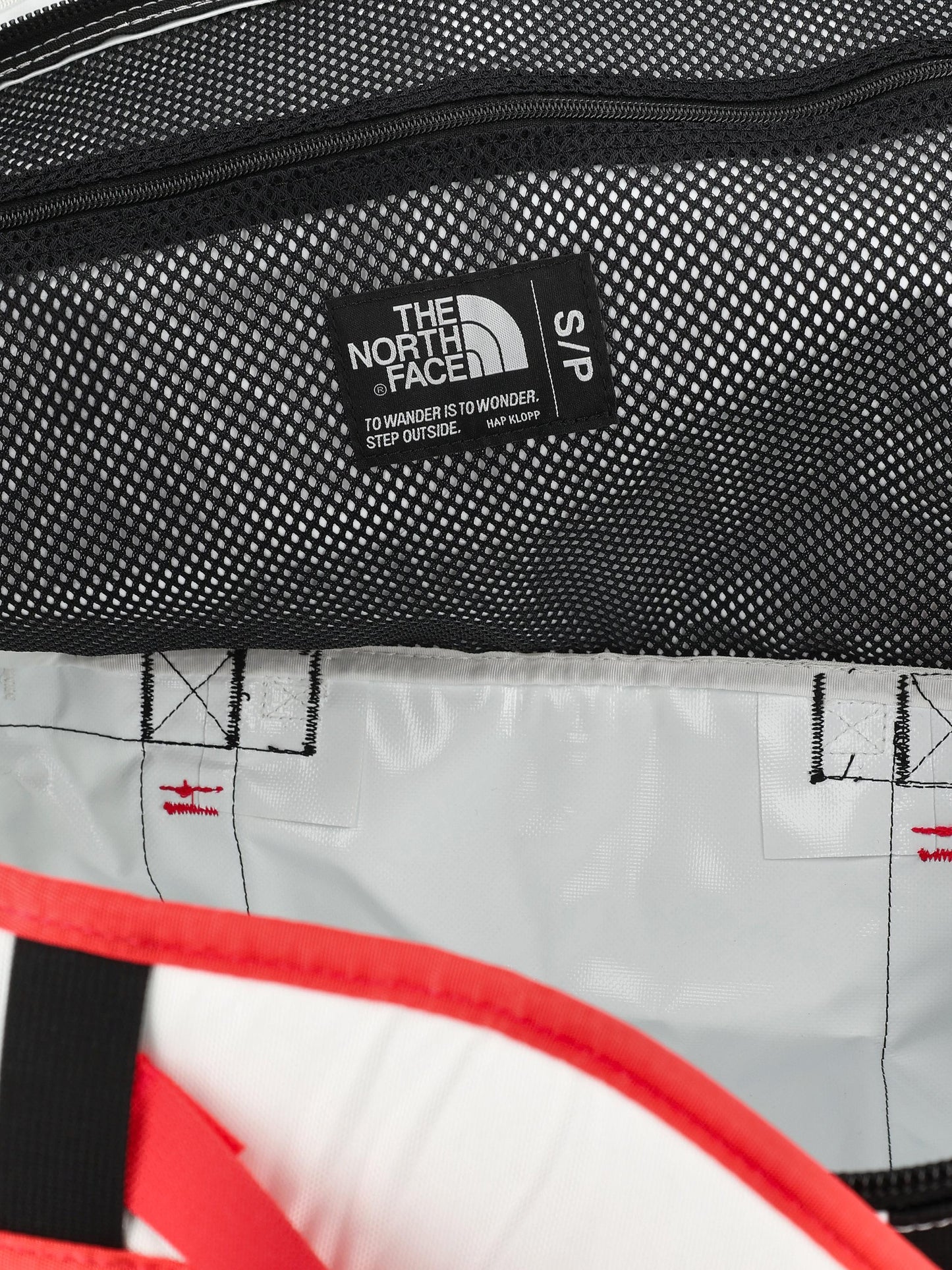 Borsone Base Camp realizzato in materiali riciclati impermeabili. NF0A52ST FIT1 THE NORTH FACE