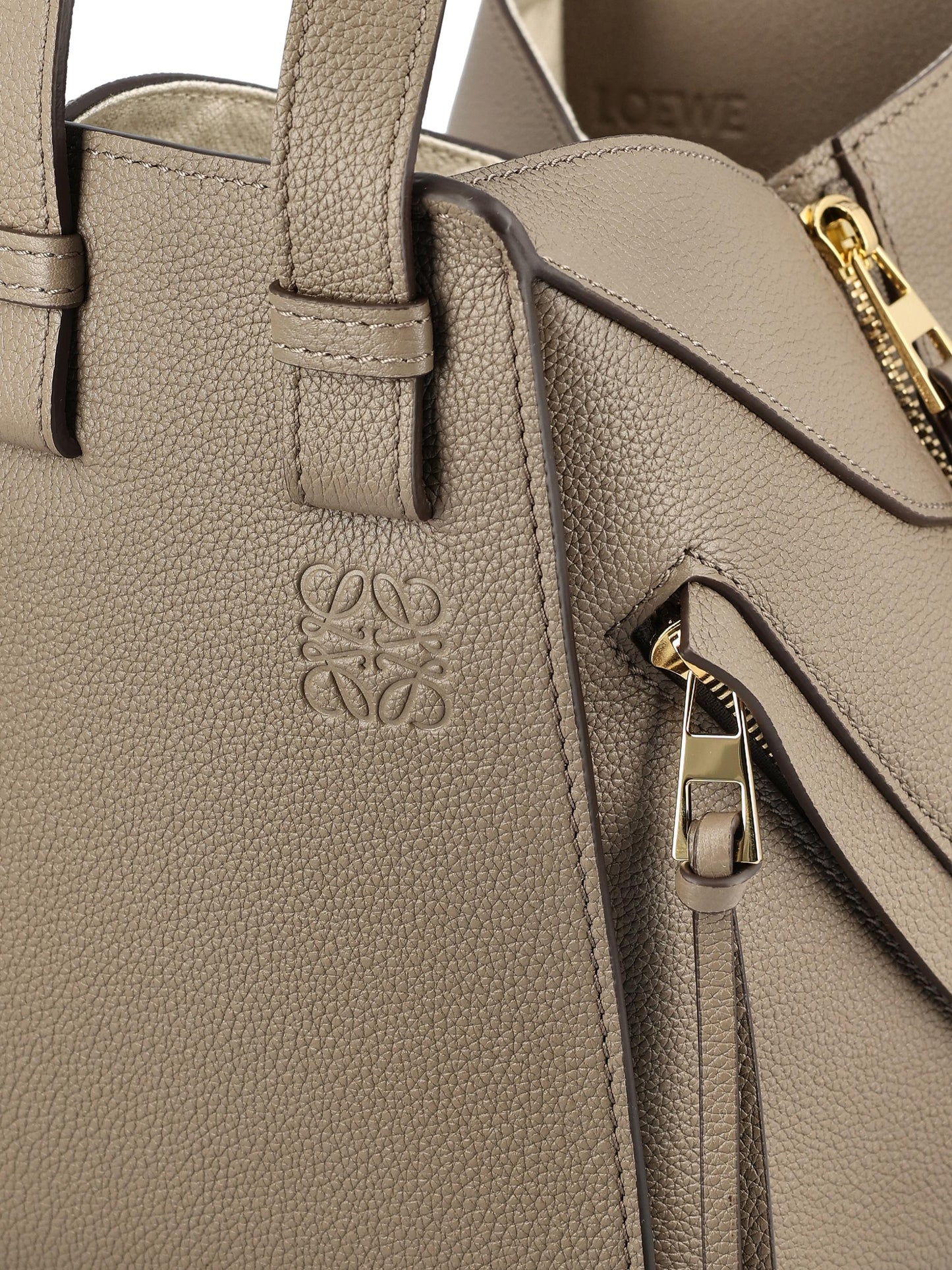 Borsa realizzata in pelle di vitello. A538H13X23 3170 LOEWE