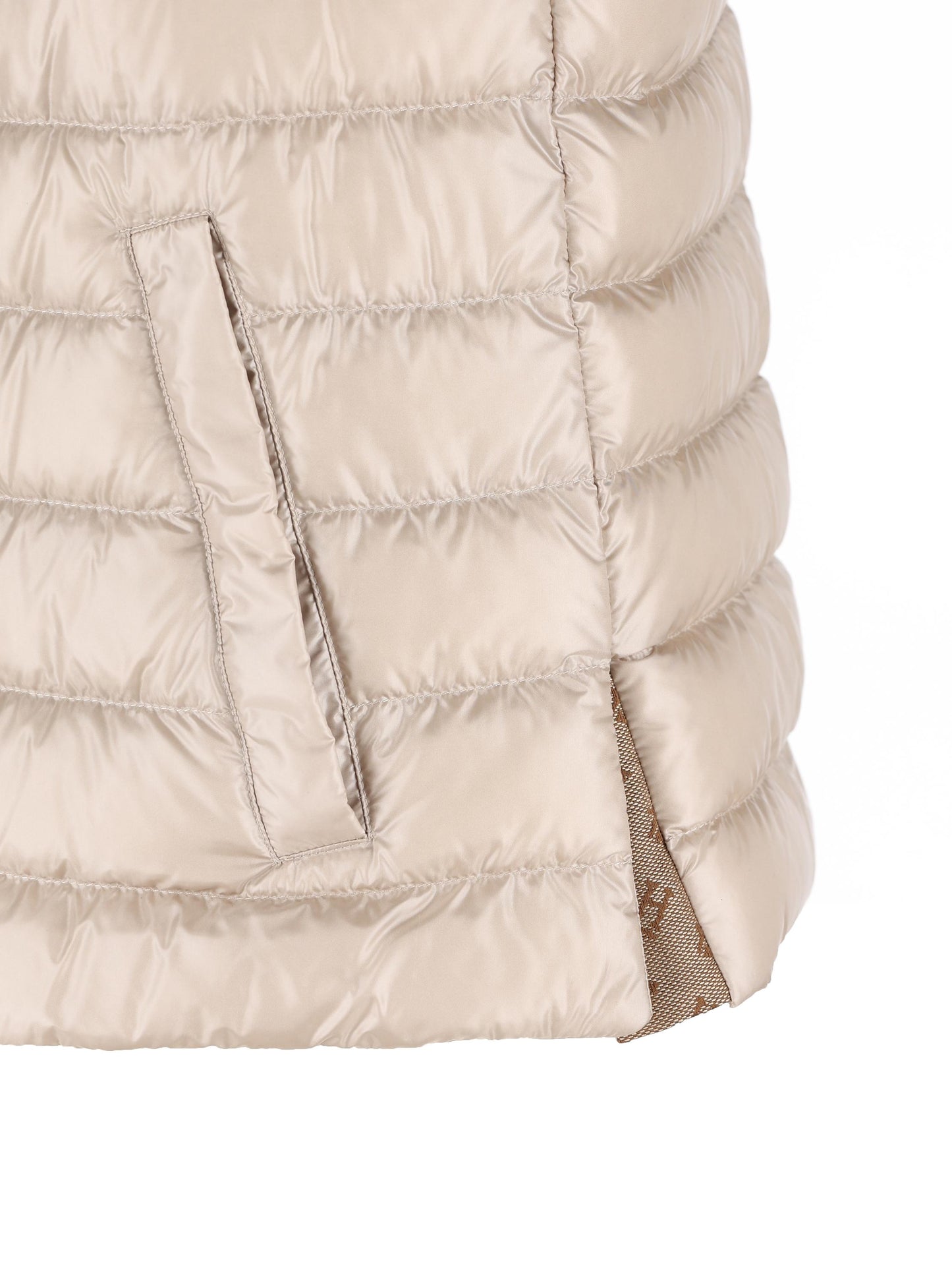 Smanicato realizzato in nylon. PI002217D 12017Z1985 HERNO