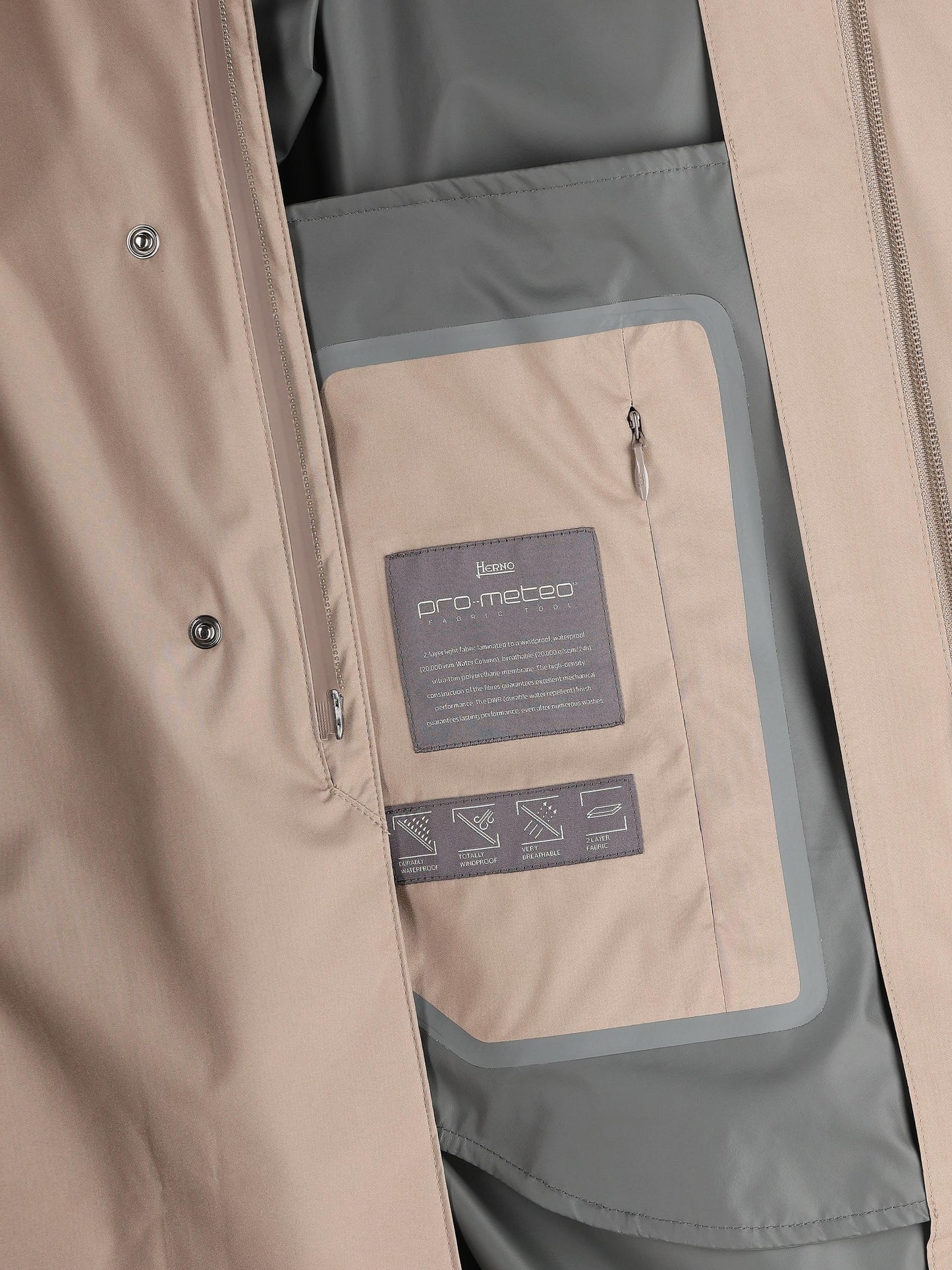 Giacca realizzata in poliestere. IM000349U 128362600 HERNO