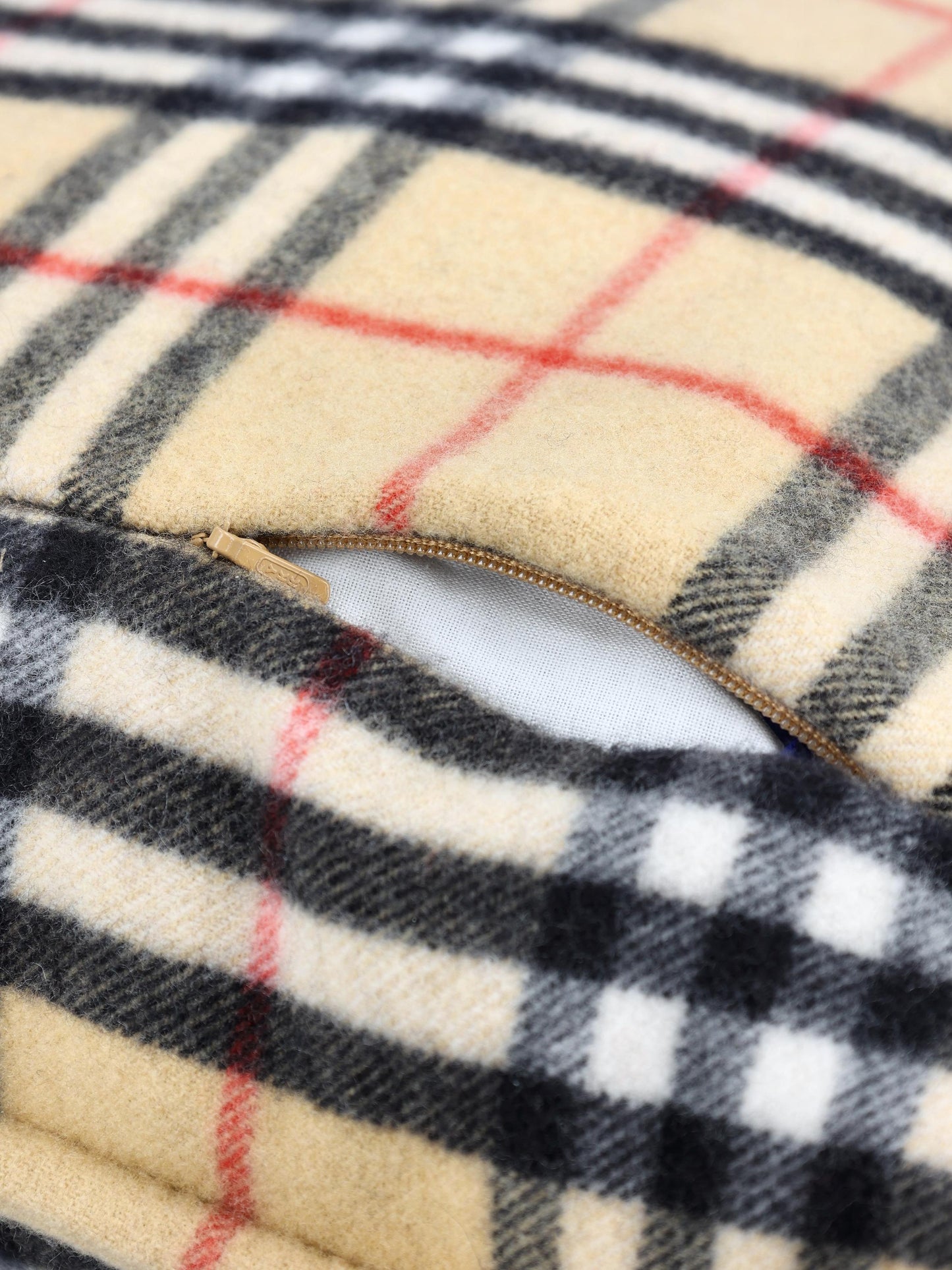 Cuscino realizzato in cashmere. 8119492 B9368 BURBERRY