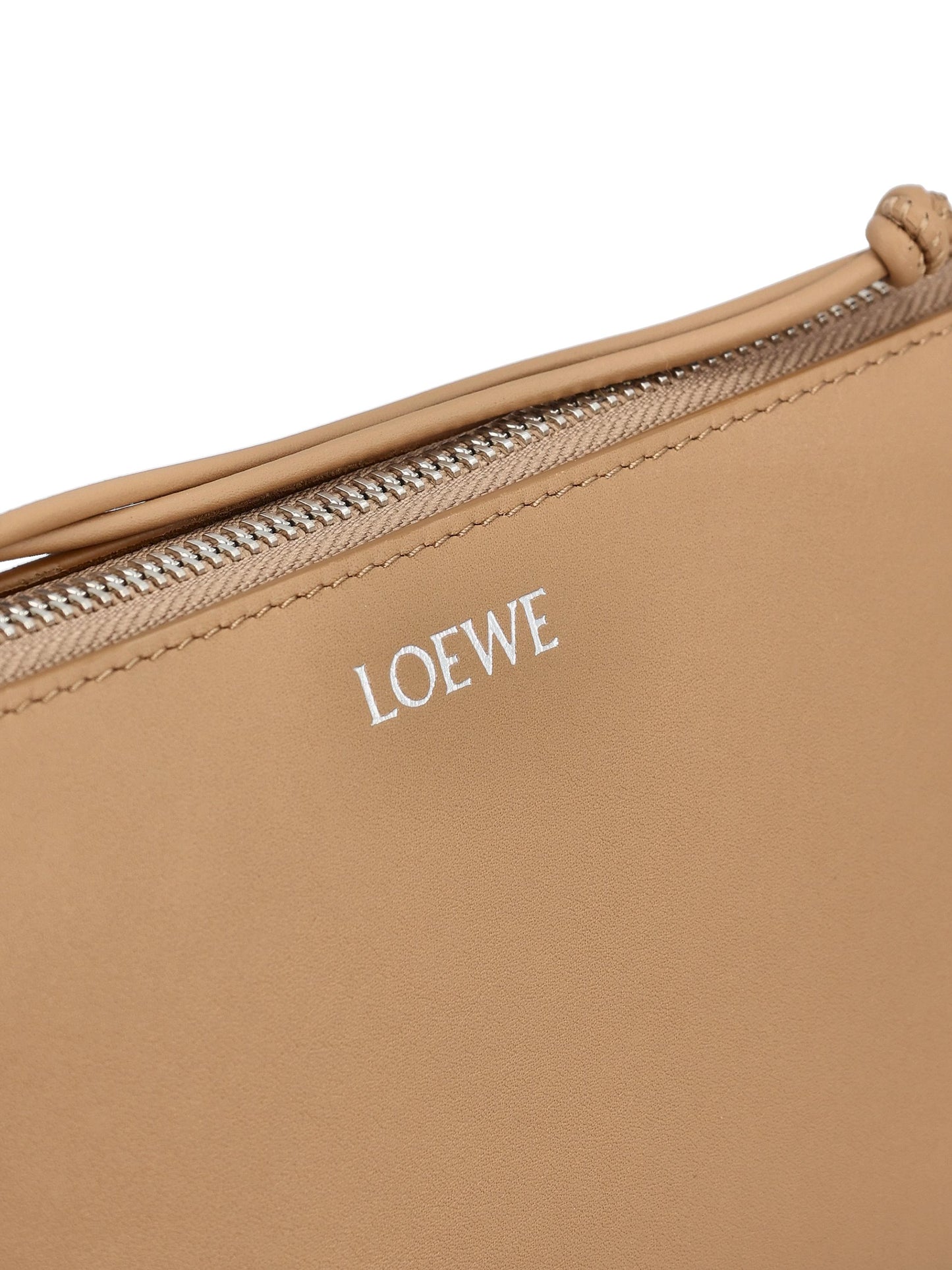 Marsupio realizzato in pelle di vitello. C630R10X03 9579 LOEWE