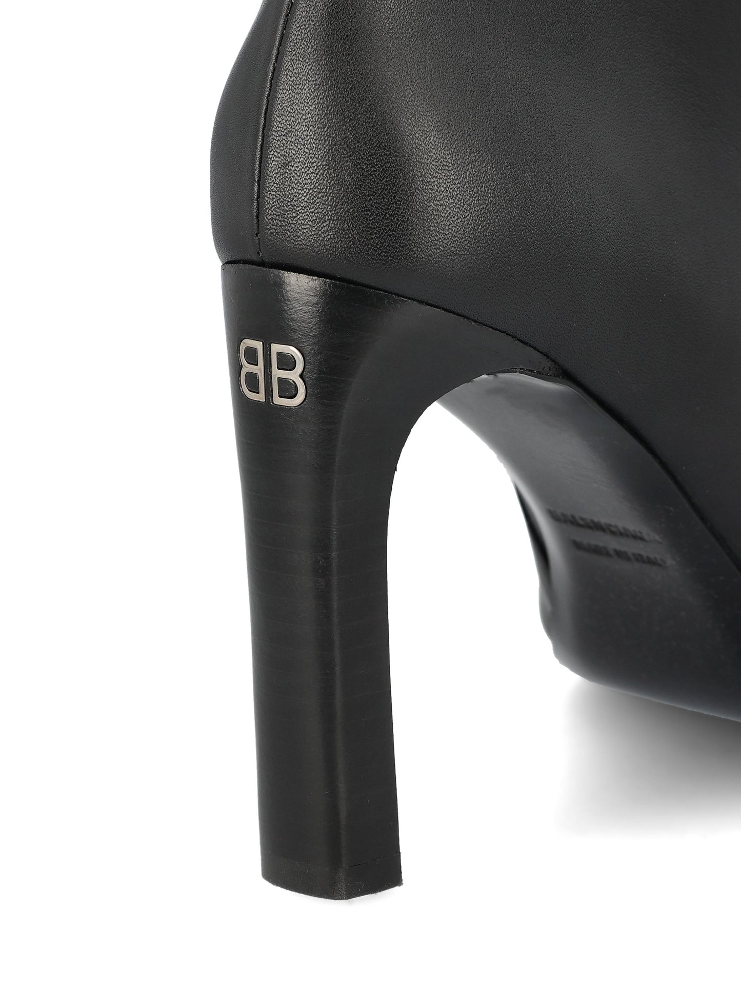 Stivale realizzato in pelle di vitello. 844899 WBDH51081 BALENCIAGA