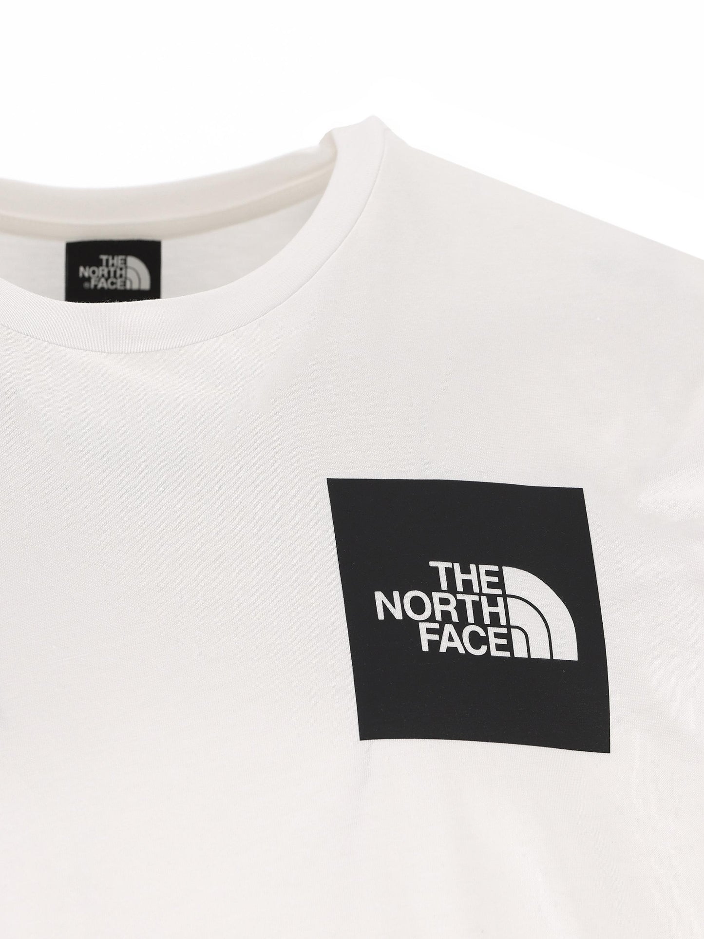 T-Shirt realizzata in cotone e poliestere. NF0A8A6M FN41 THE NORTH FACE