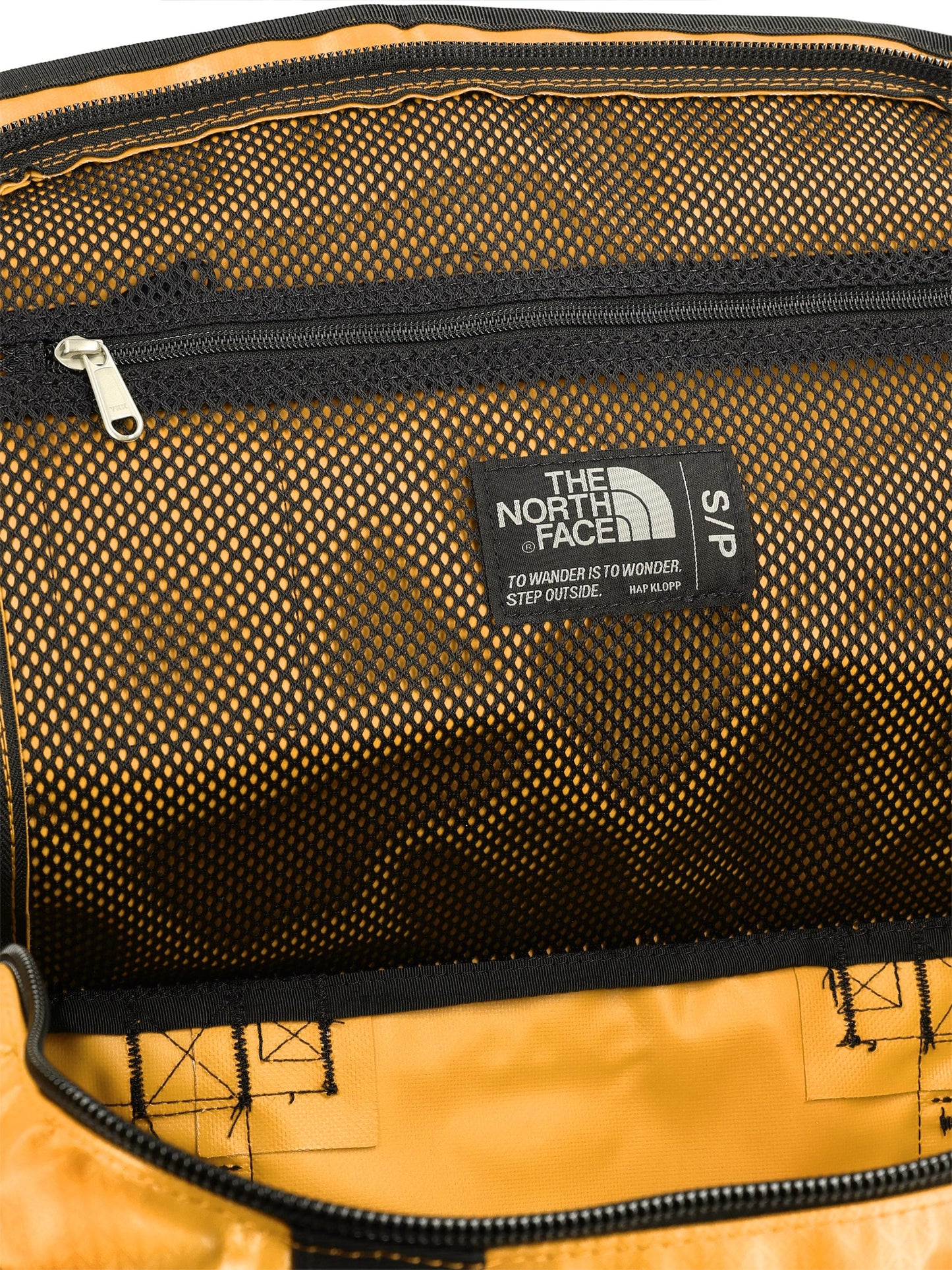 Borsone Base Camp realizzato in materiali riciclati impermeabili. NF0A52ST 4WP1 THE NORTH FACE