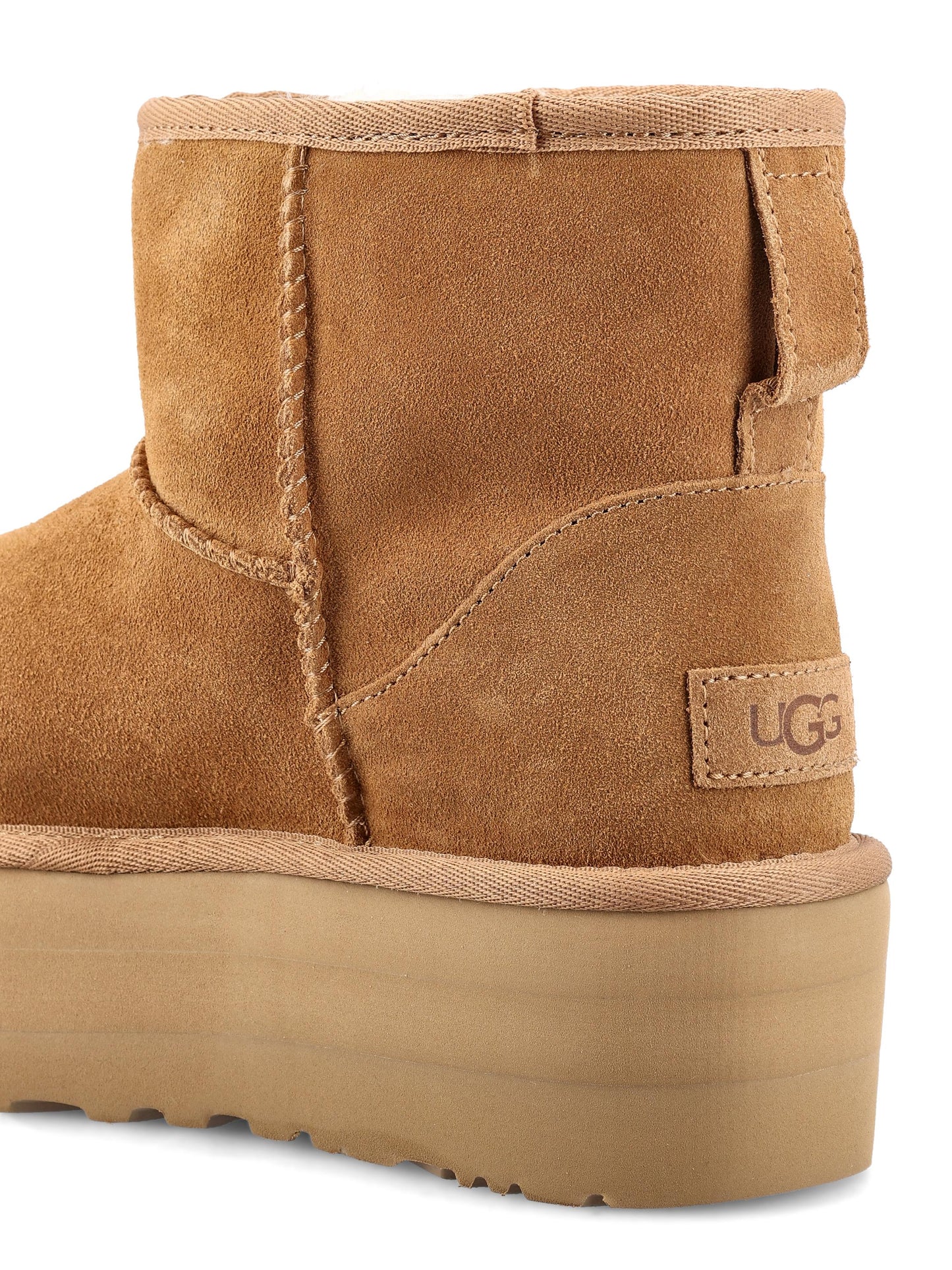 Stivali Classic Mini con plateau in pelle scamosciata. 1134991 CHE UGG