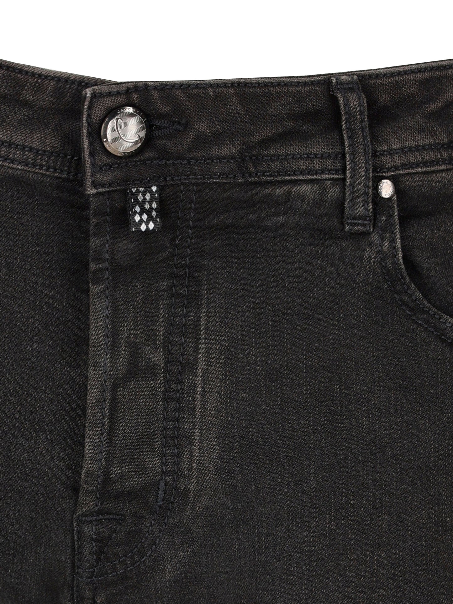 Pantaloni realizzati in cotone di colore nero, con patch sul retro. UQE04 P0003644D JACOB COHËN 