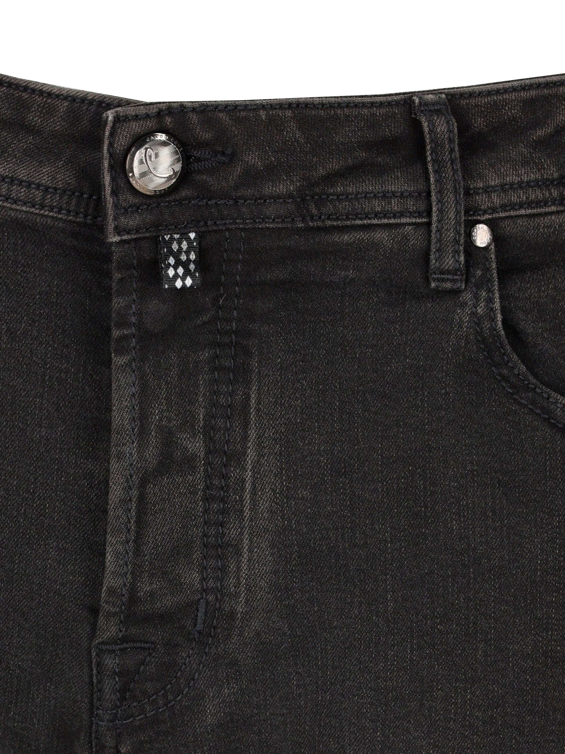 Pantaloni realizzati in cotone di colore nero, con patch sul retro. UQE04 P0003644D JACOB COHËN 