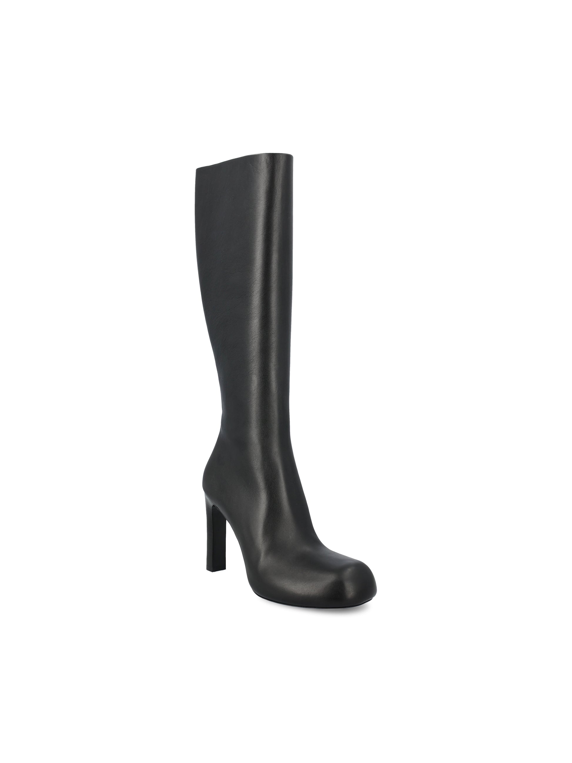 Stivale realizzato in pelle di vitello. 844899 WBDH51081 BALENCIAGA 