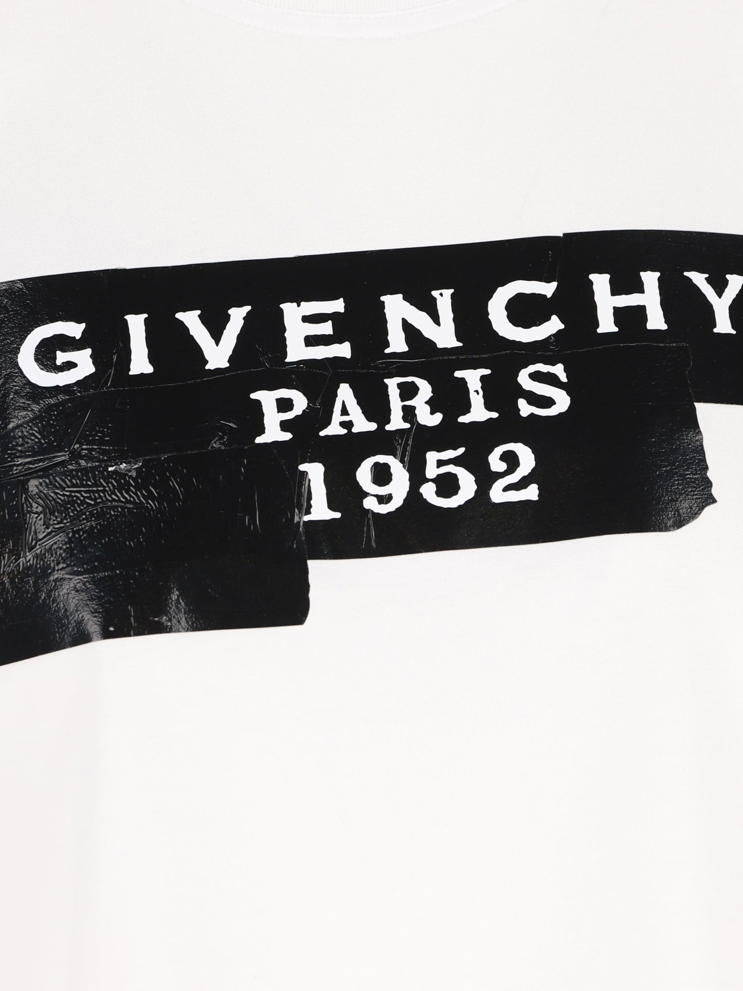 T-Shirt realizzata in cotone. BW70FJP78U 100 GIVENCHY 