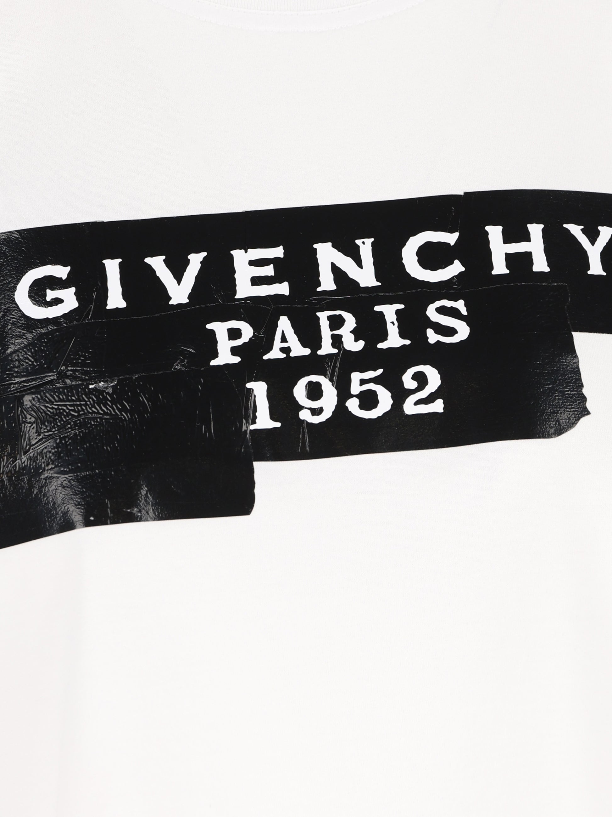 T-Shirt realizzata in cotone. BW70FJP78U 100 GIVENCHY 