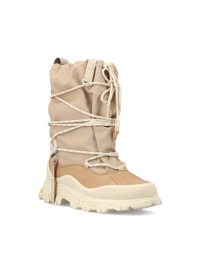 Stivali realizzati in pelle impermeabile. 1161890 SAN UGG 
