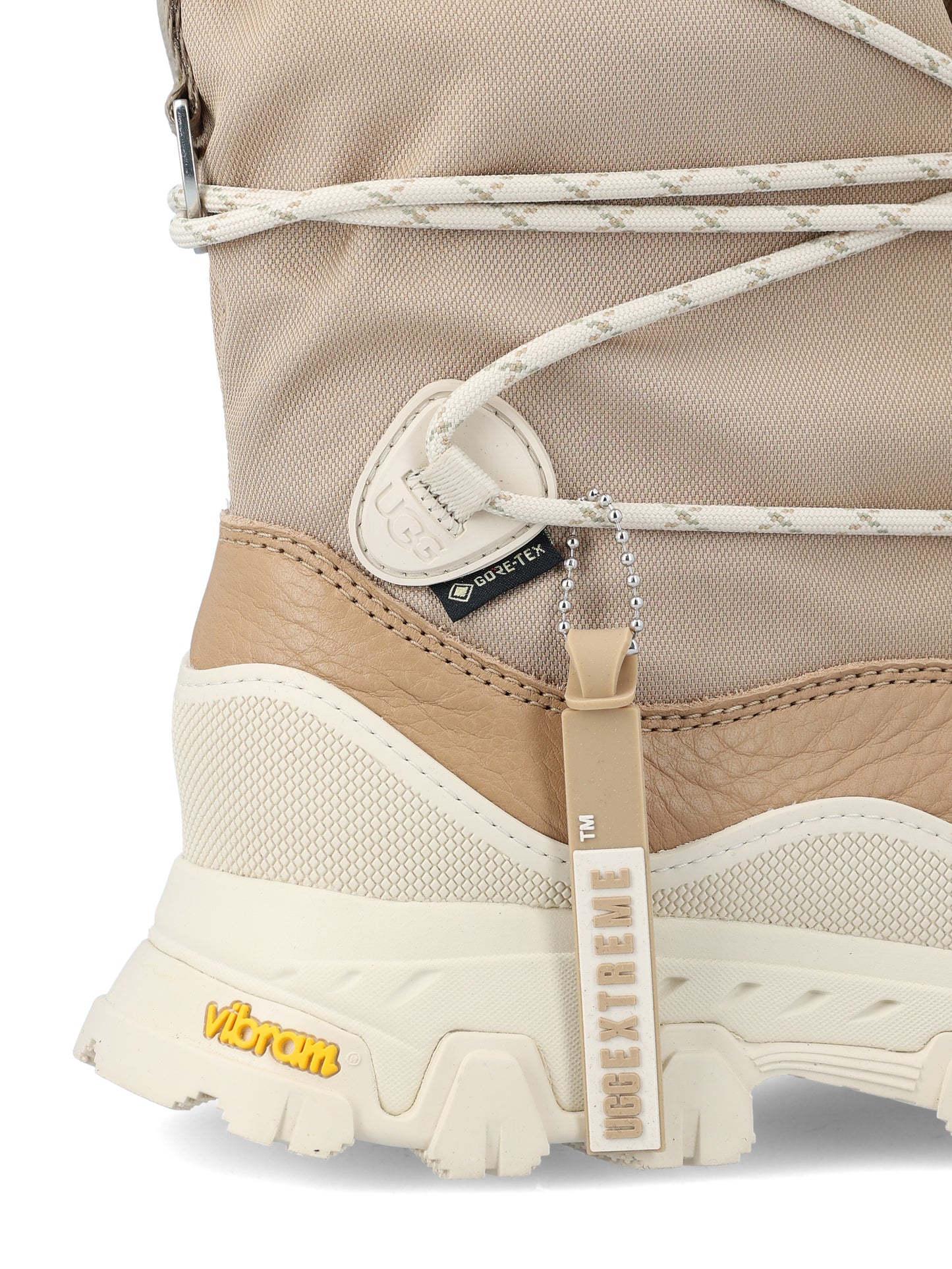 Stivali realizzati in pelle impermeabile. 1161890 SAN UGG 