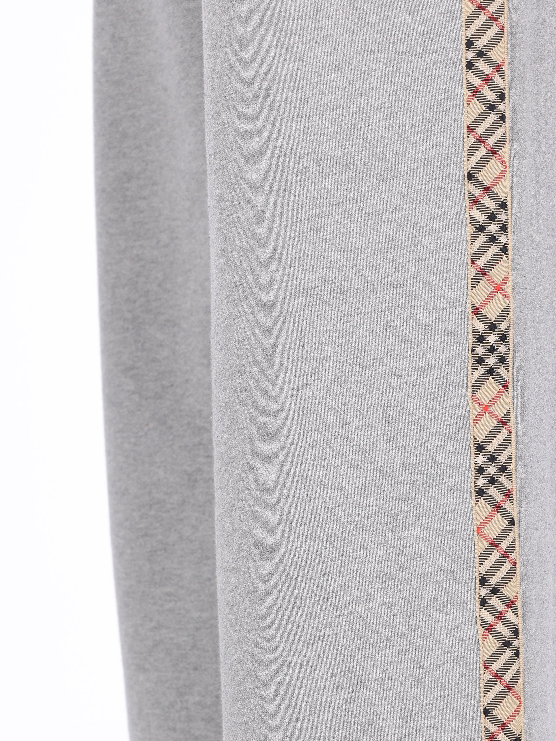 Pantaloni realizzati in cotone. 8118974 A2142 BURBERRY 