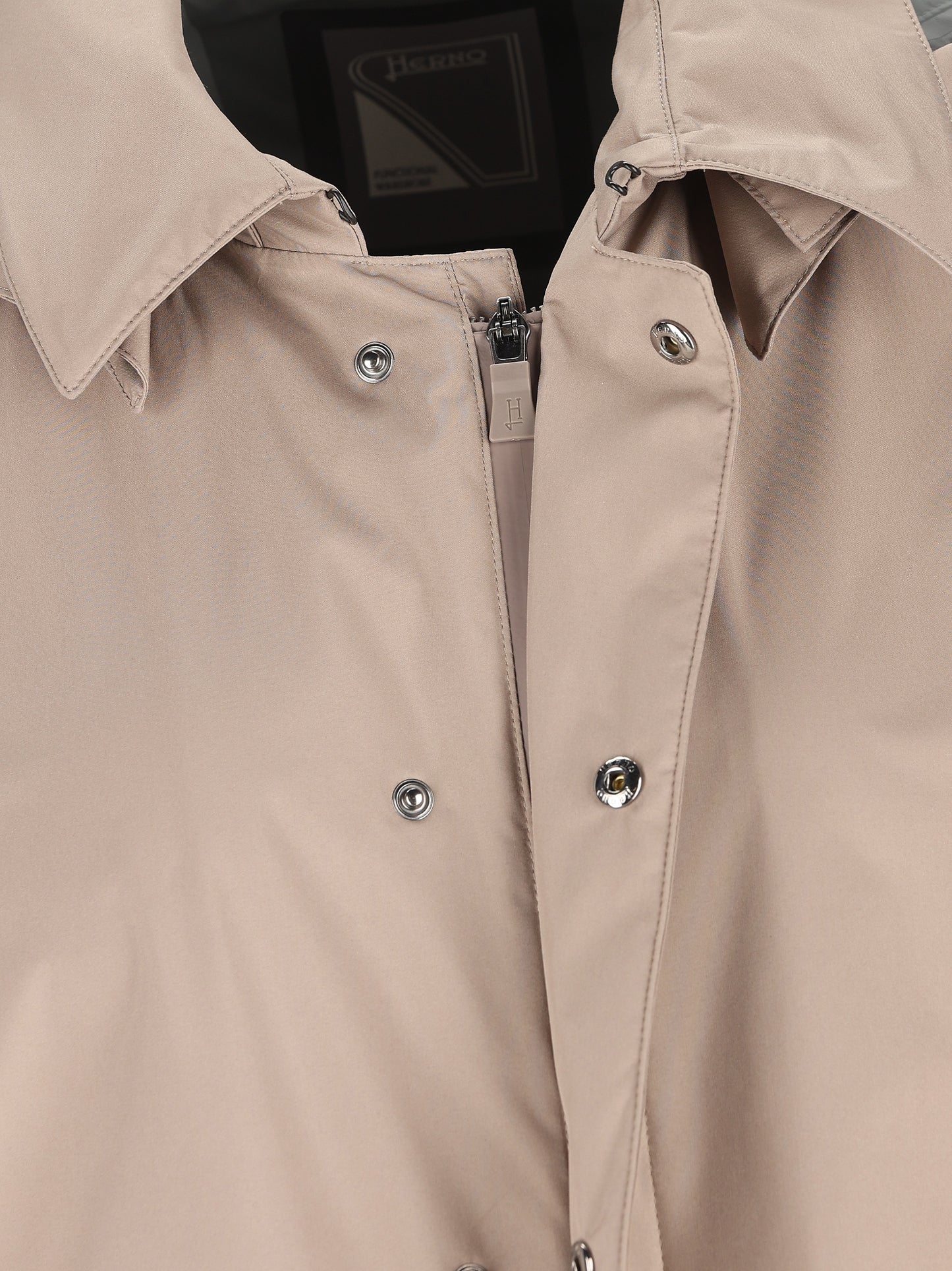 Giacca realizzata in poliestere. IM000349U 128362600 HERNO 