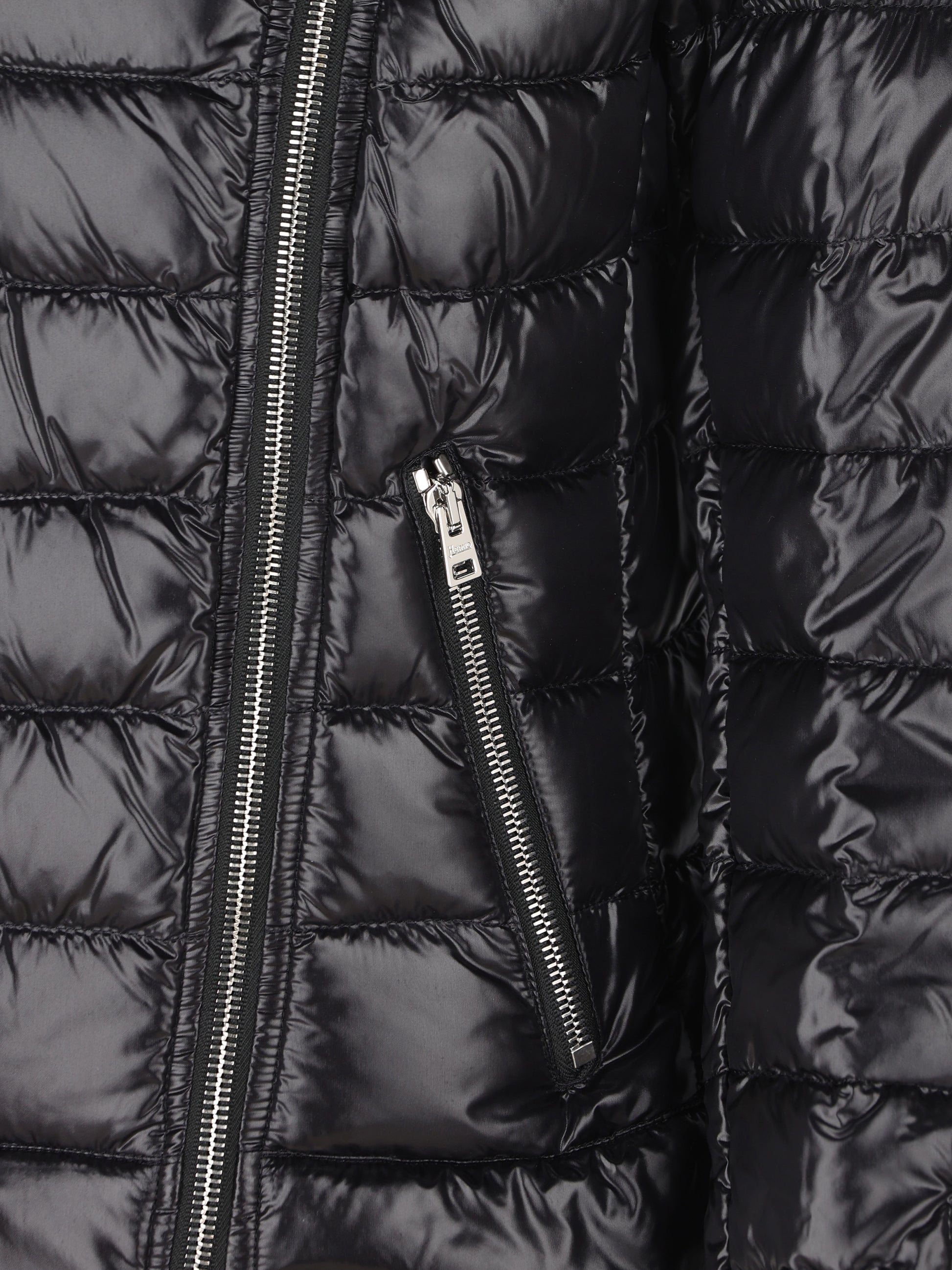 Bomber realizzato in nylon. PI001667D 12017Z9300 HERNO 