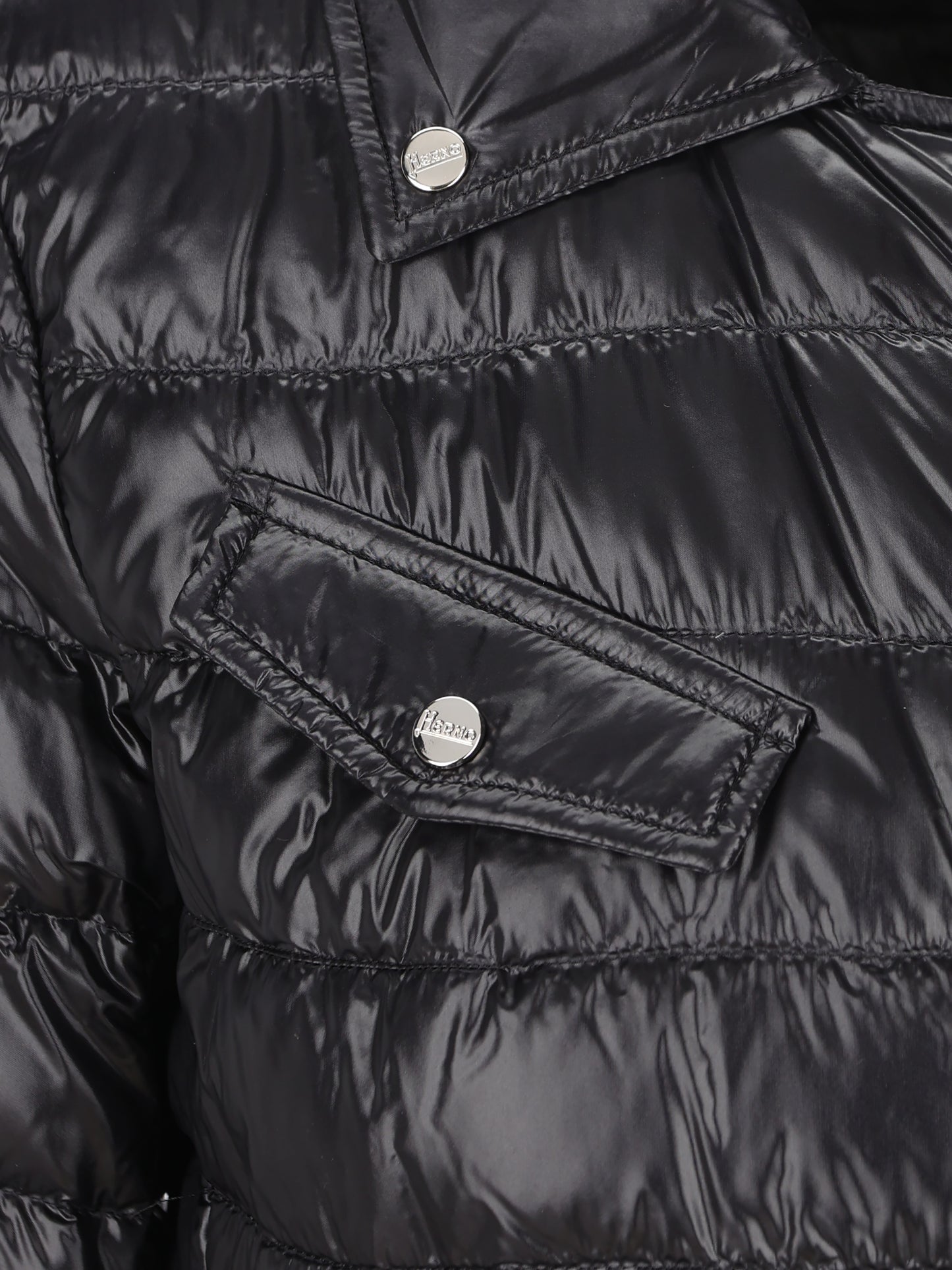 Bomber realizzato in nylon. PI001667D 12017Z9300 HERNO 