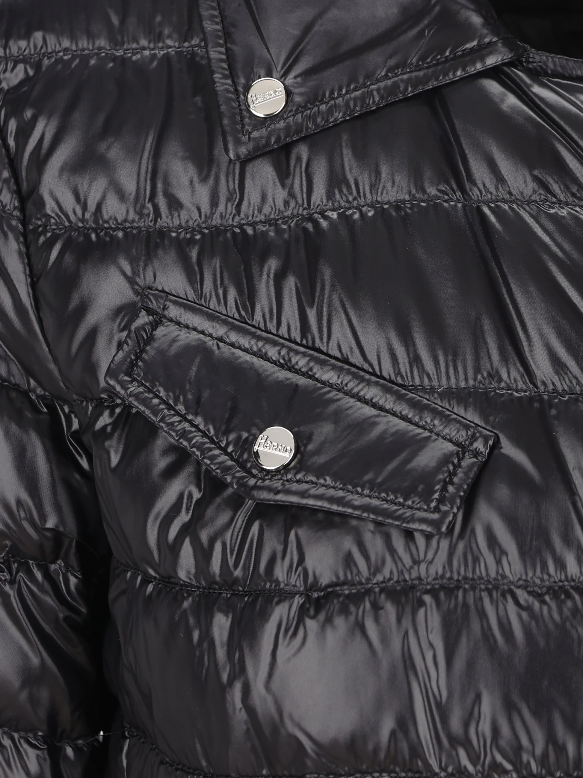 Bomber realizzato in nylon. PI001667D 12017Z9300 HERNO 