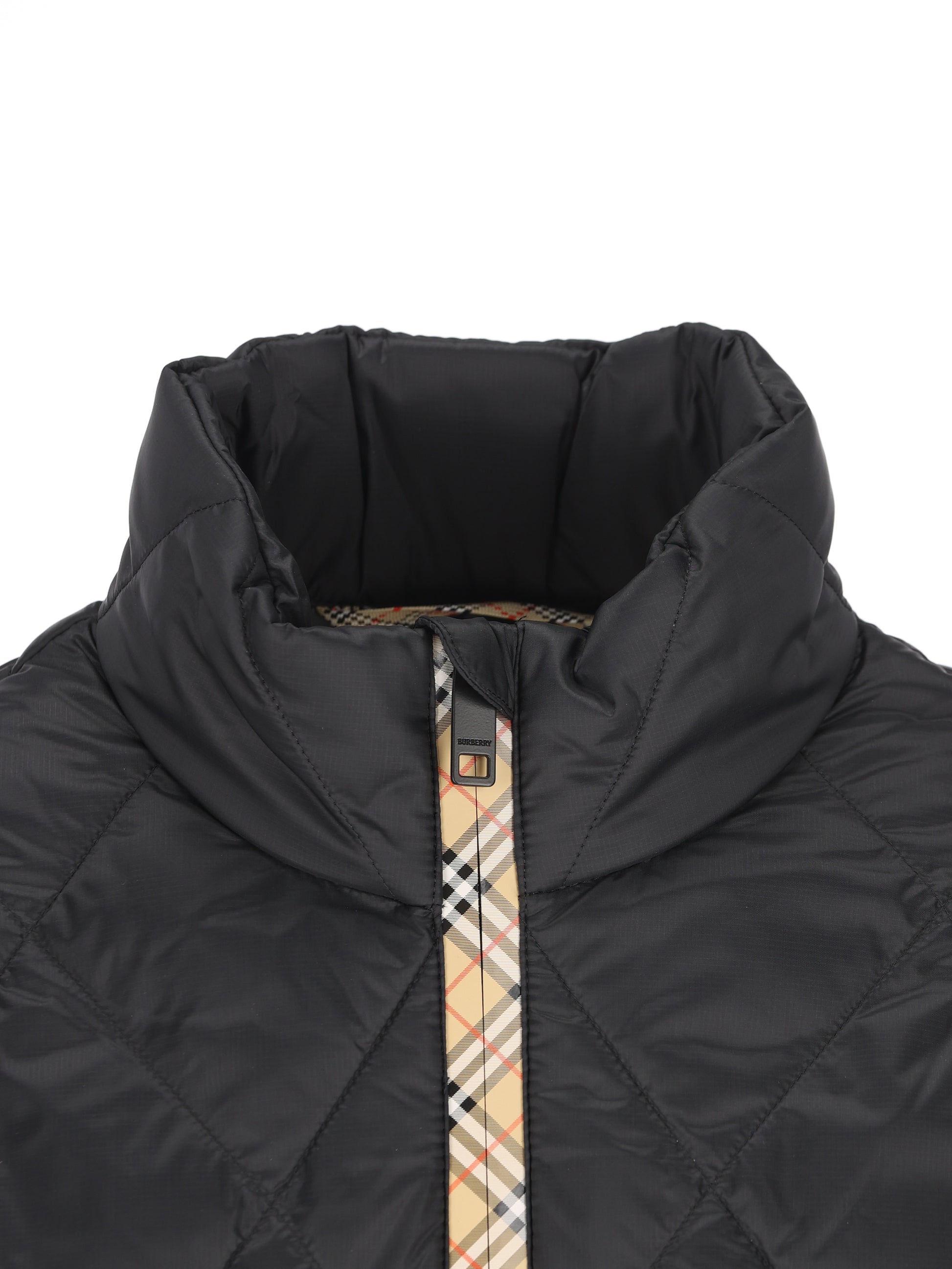 Giacca realizzata in poliammide. 8122570 A1189 BURBERRY 
