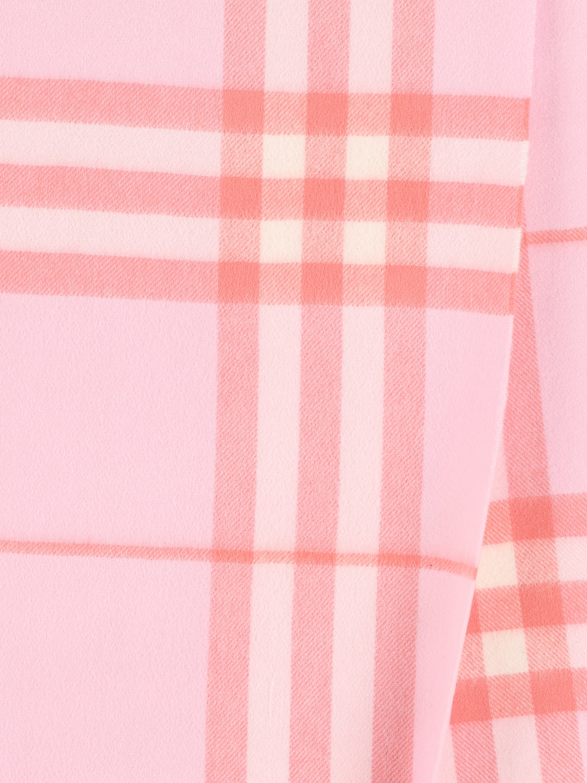 Sciarpa realizzata in cashmere. 8124998 C5284 BURBERRY 