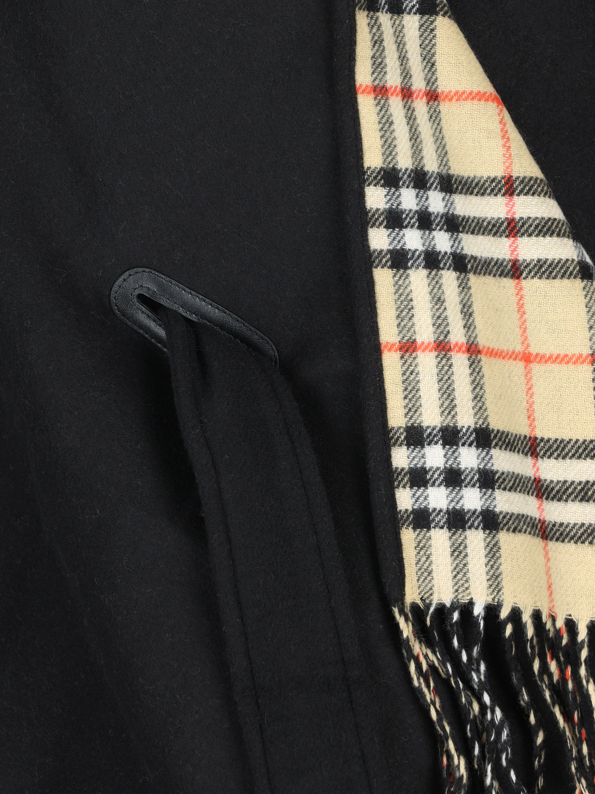 Mantella realizzata in lana. 8130497 A1189 BURBERRY 