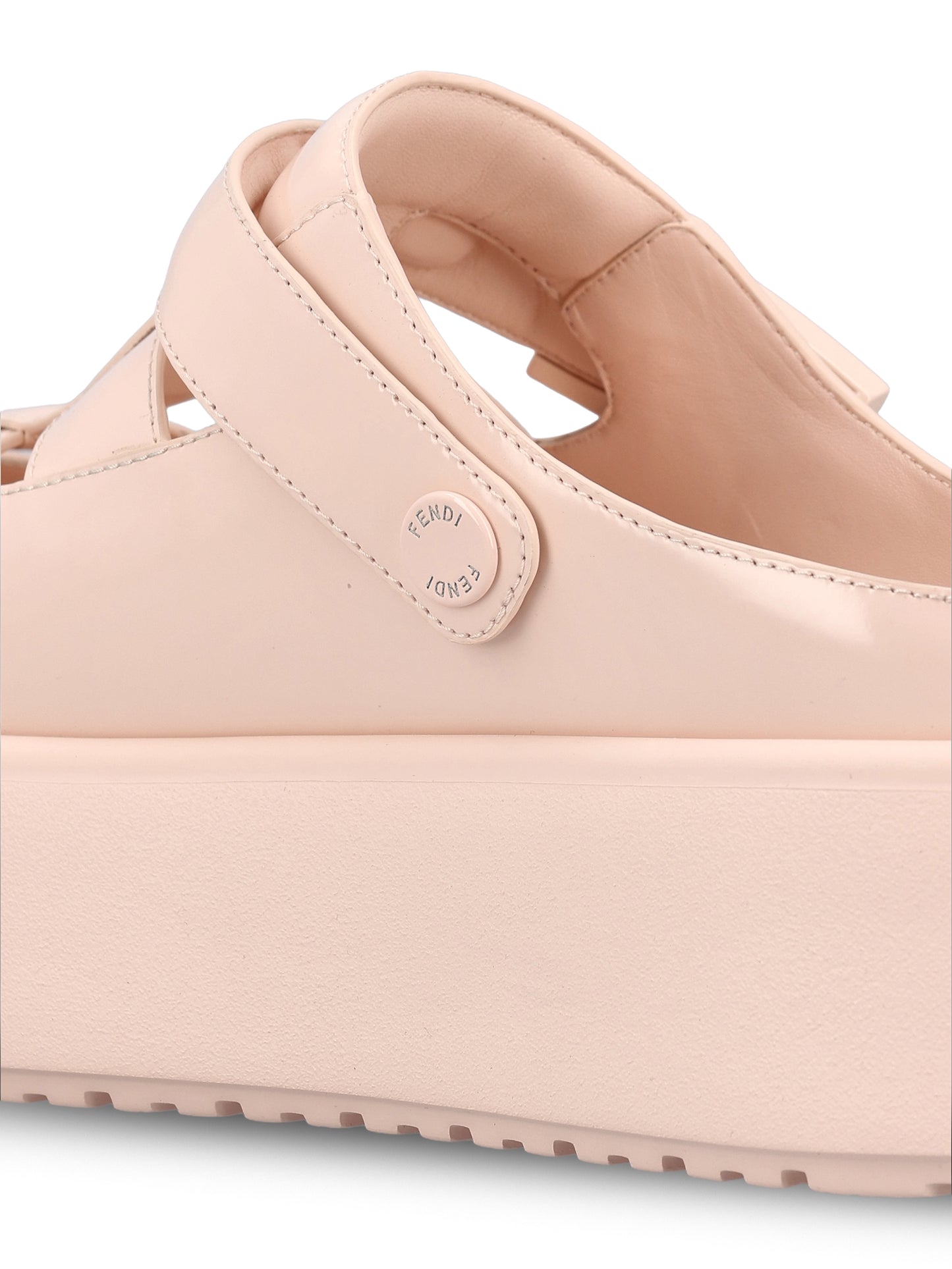 Sabot realizzate in pelle di vitello. 8R8997 69FF0QE5 FENDI 