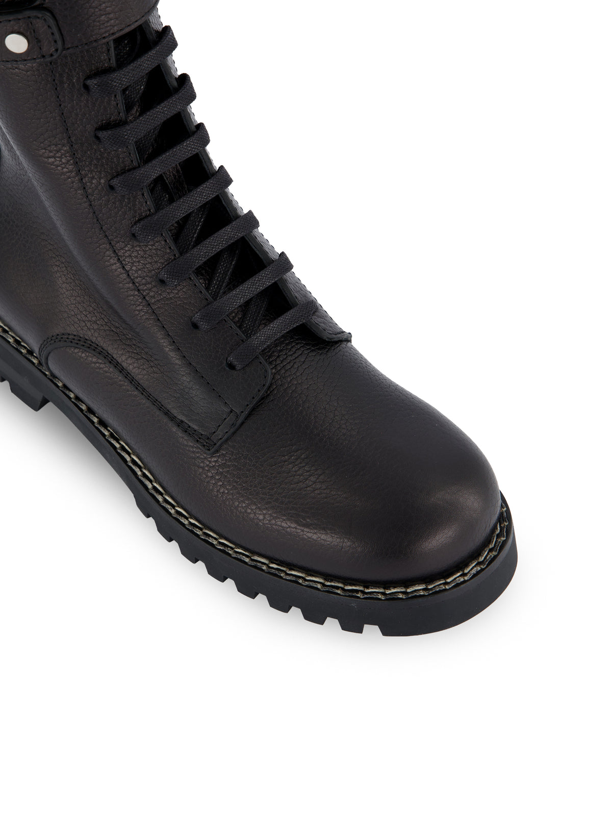 Stivali realizzati in pelle di vitello. 8T9050 AY0NF0QA1 FENDI 